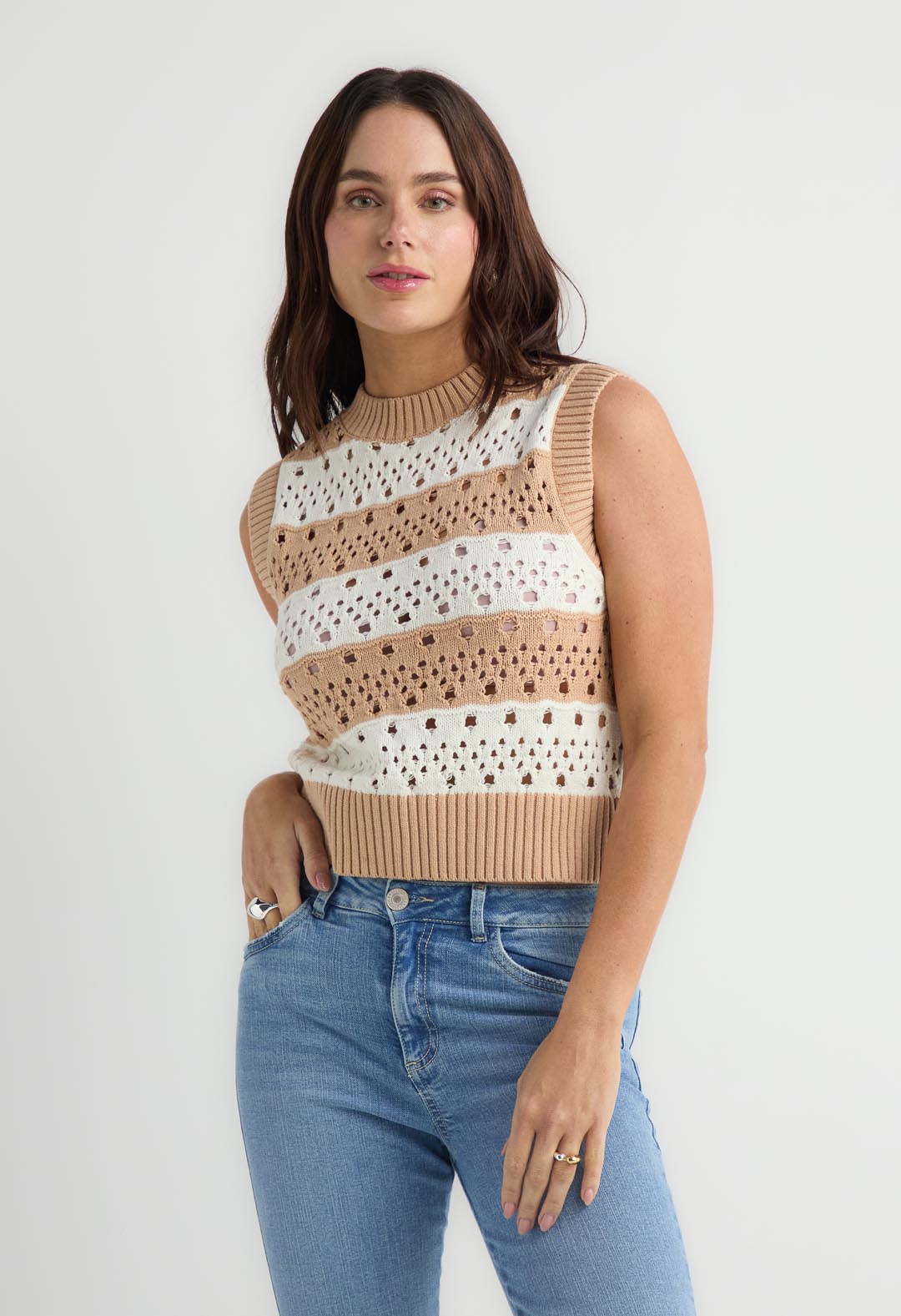 Chaleco beige tejido para mujer