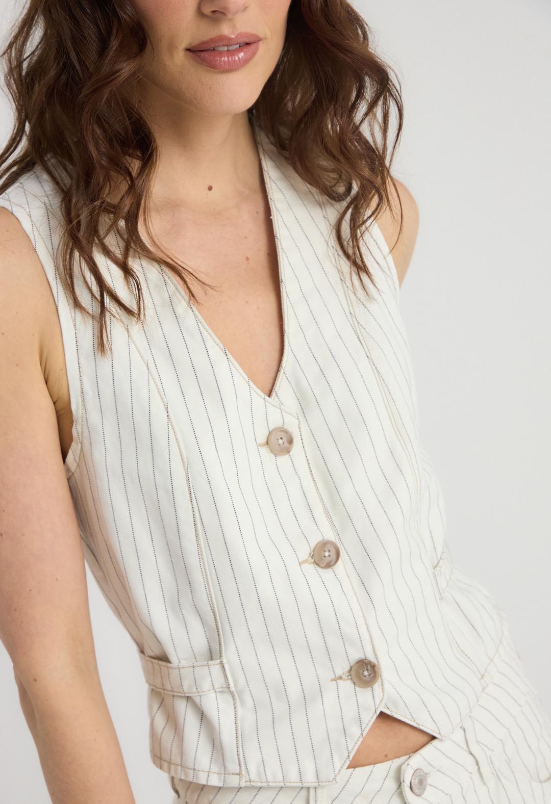 Chaleco marfil con botones para mujer