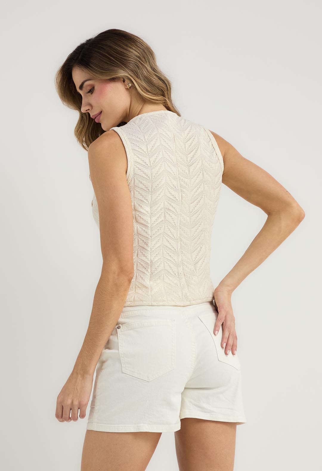Chaleco marfil con efecto tejido para mujer