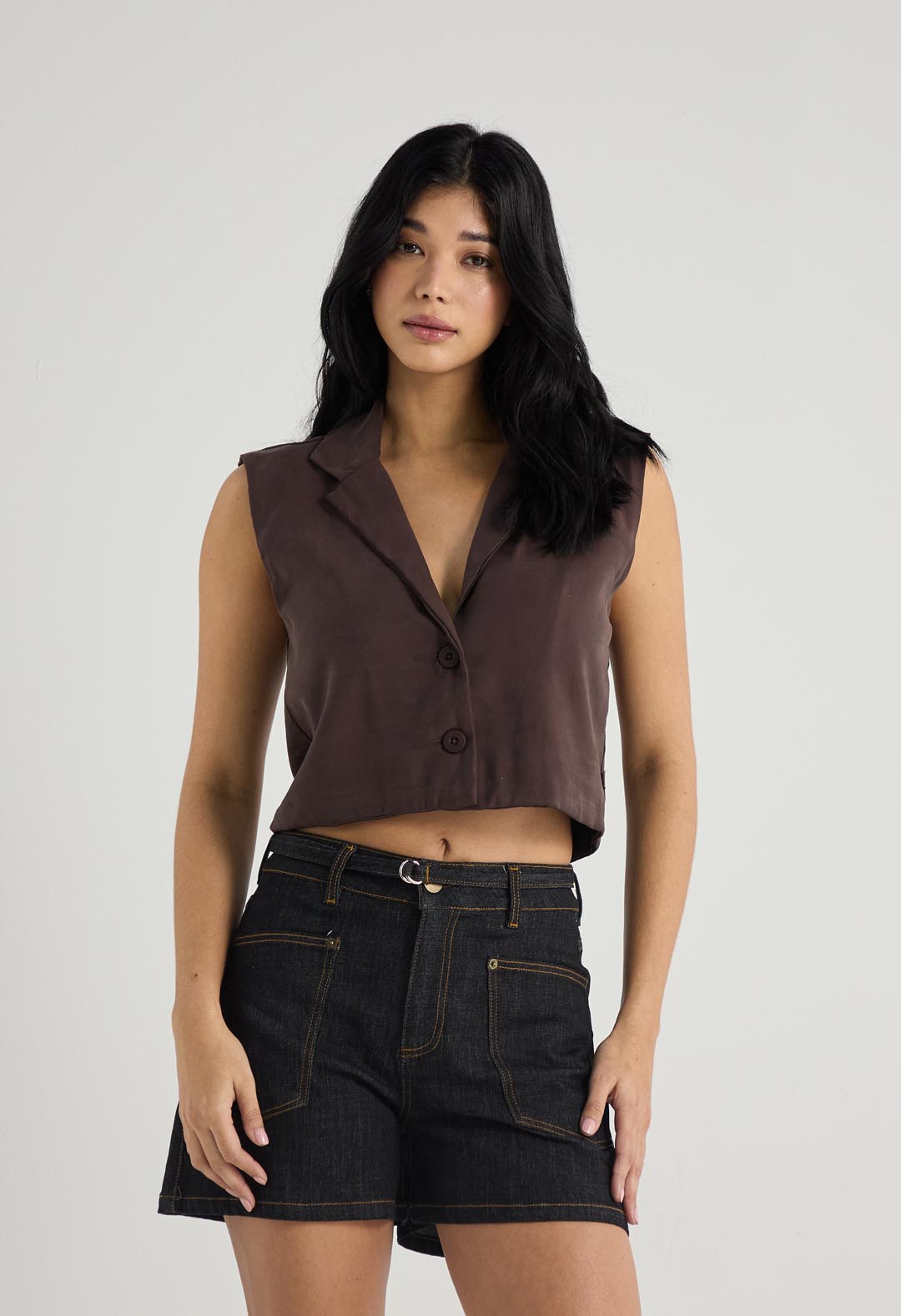 Chaleco crop chocolate con botones para mujer