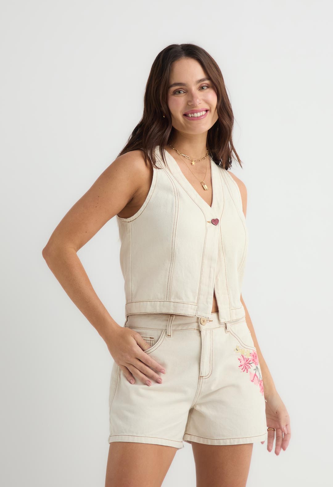 Chaleco tono crudo con botón de corazón para mujer