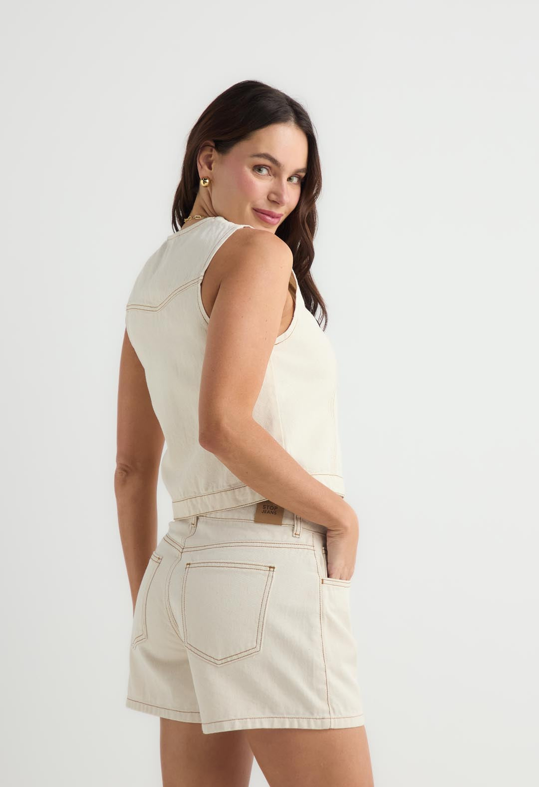 Chaleco tono crudo con botón de corazón para mujer