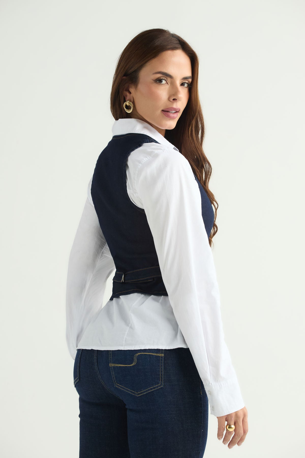 Chaleco oscuro con cruce delantero para mujer