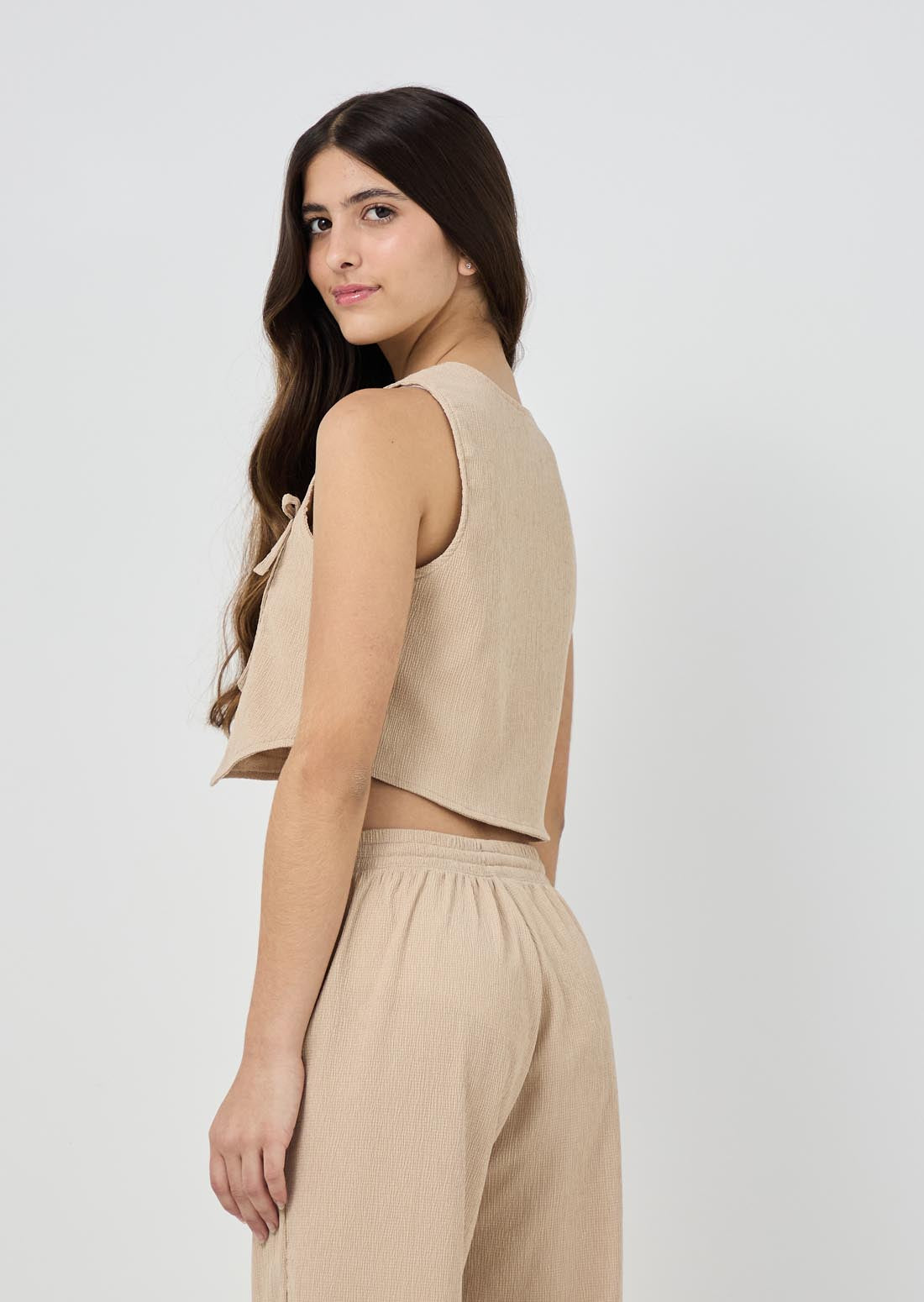 Chaleco arena con frente cruzado para jóvenes