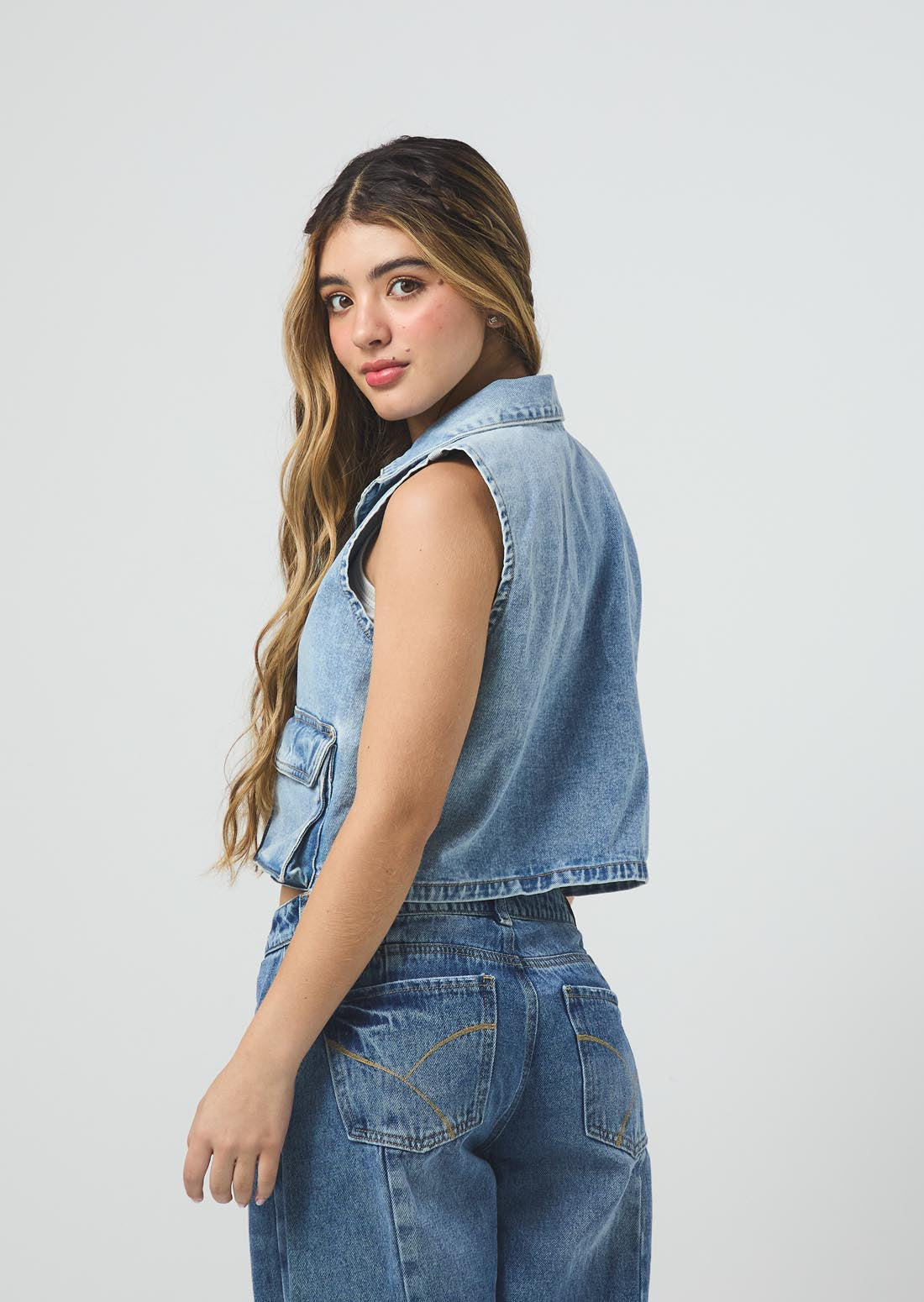 Chaleco tono claro con bolsillos cargo para jóvenes