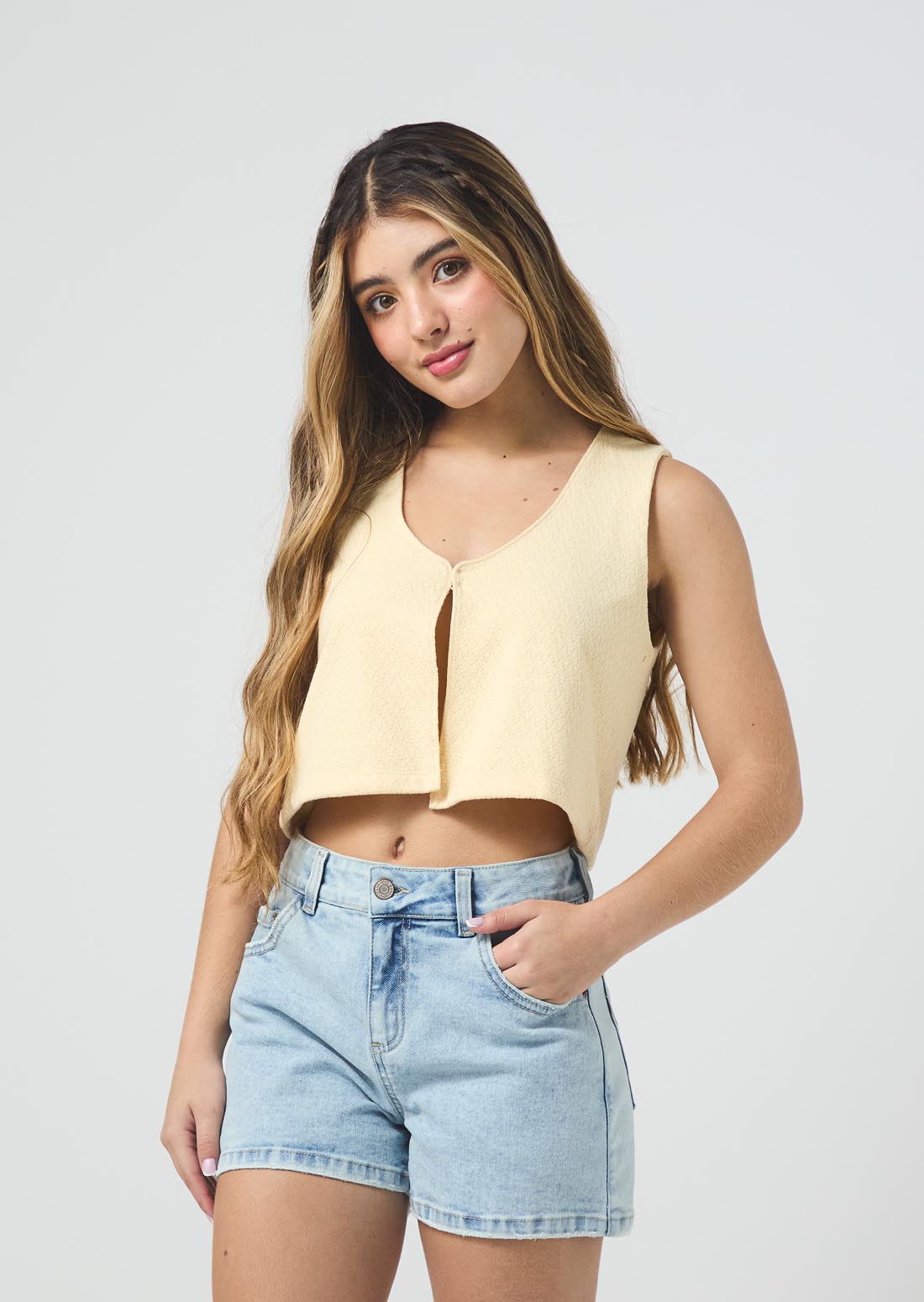 Chaleco amarillo pastel con botón en frente para jóvenes