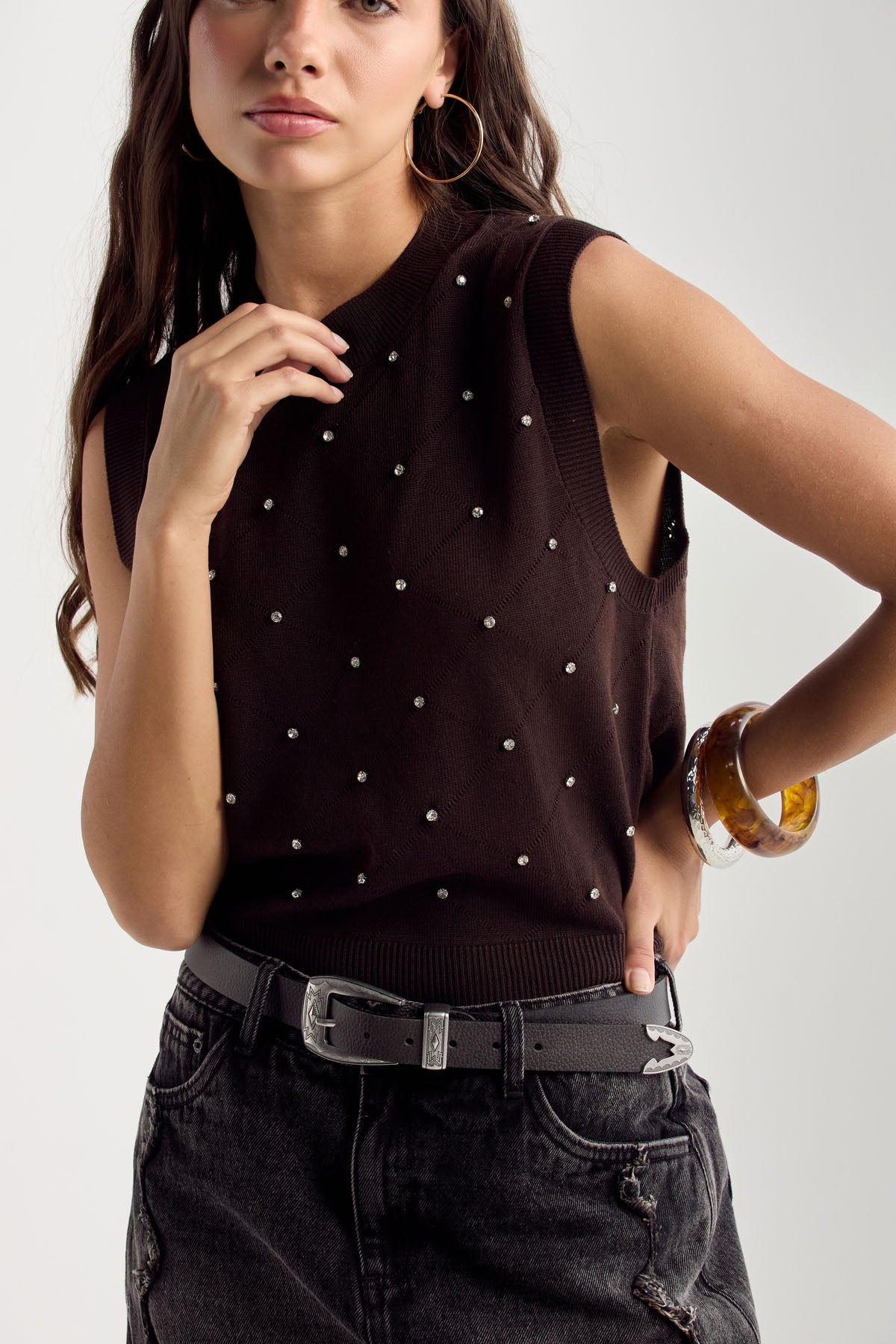 Chaleco tejido café oscuro con apliques para mujer