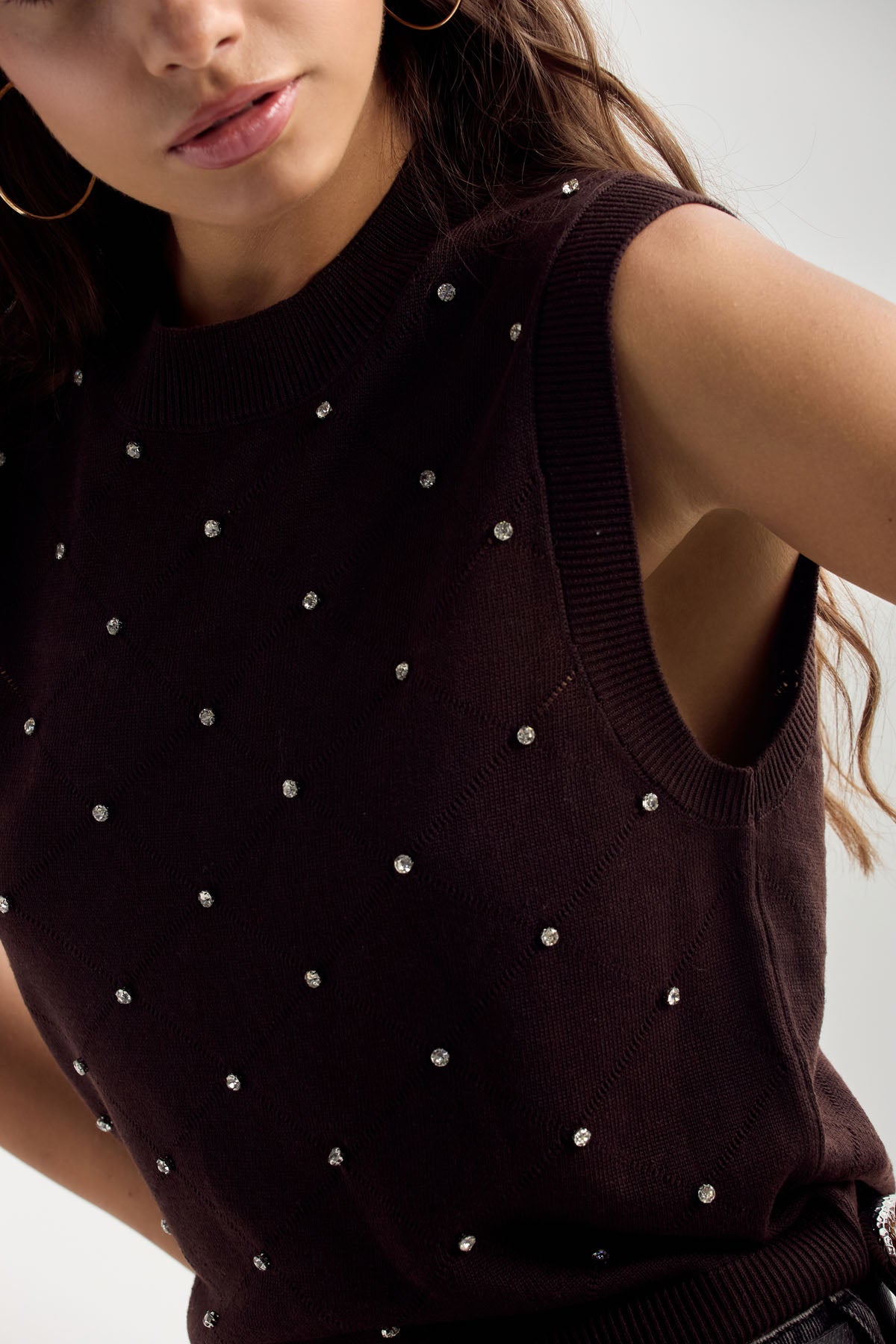 Chaleco tejido café oscuro con apliques para mujer
