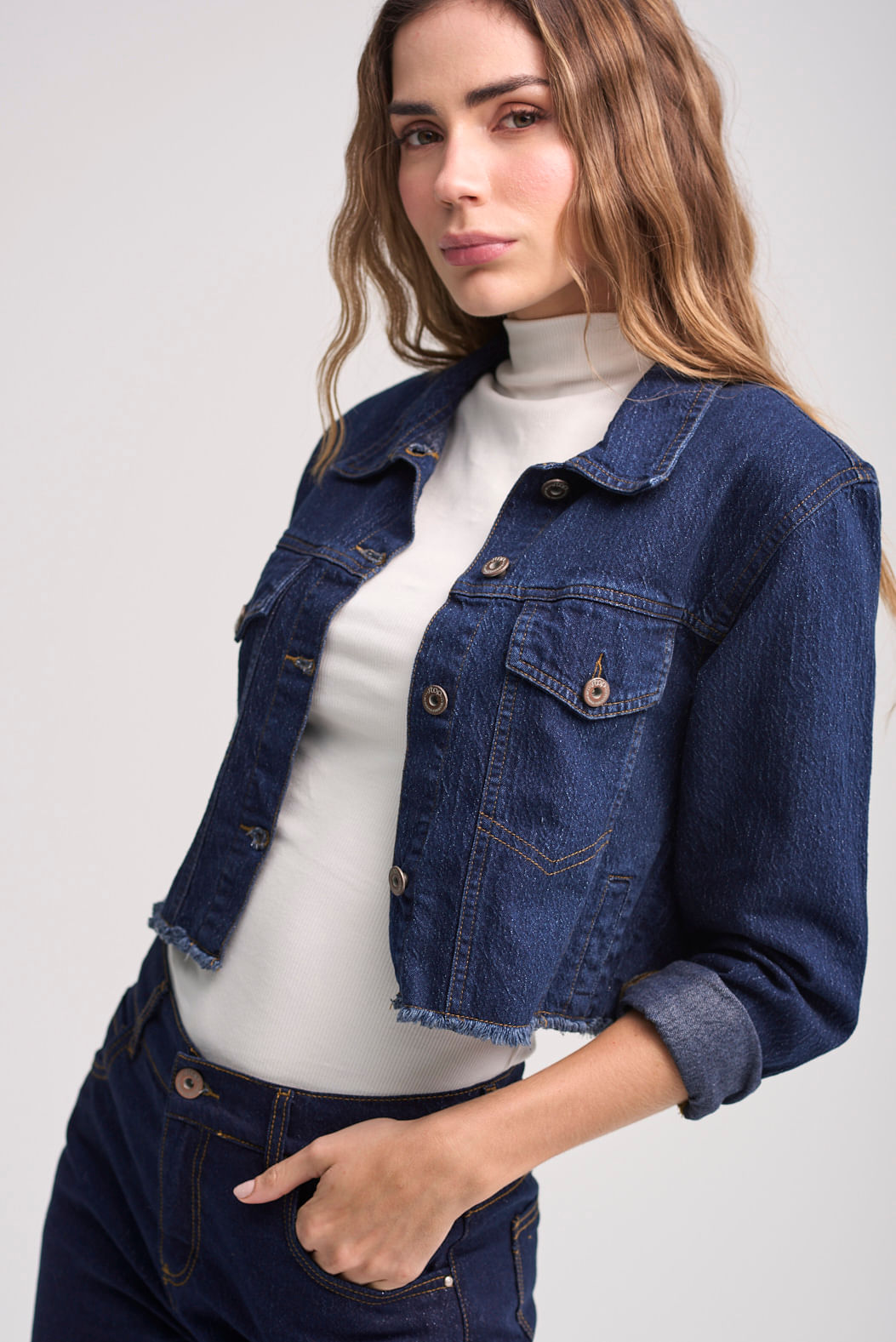 Chaqueta oscura con bolsillos delanteros para mujeres