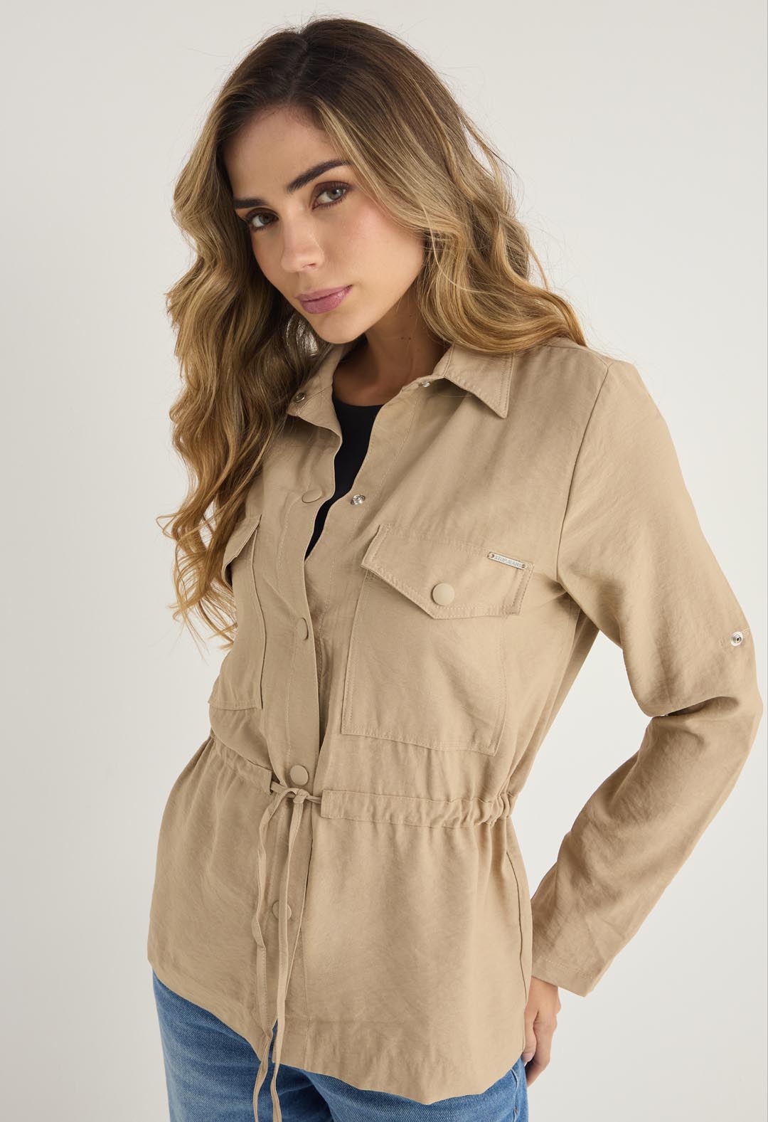 Chaqueta arena con bolsillos en frente para mujeres