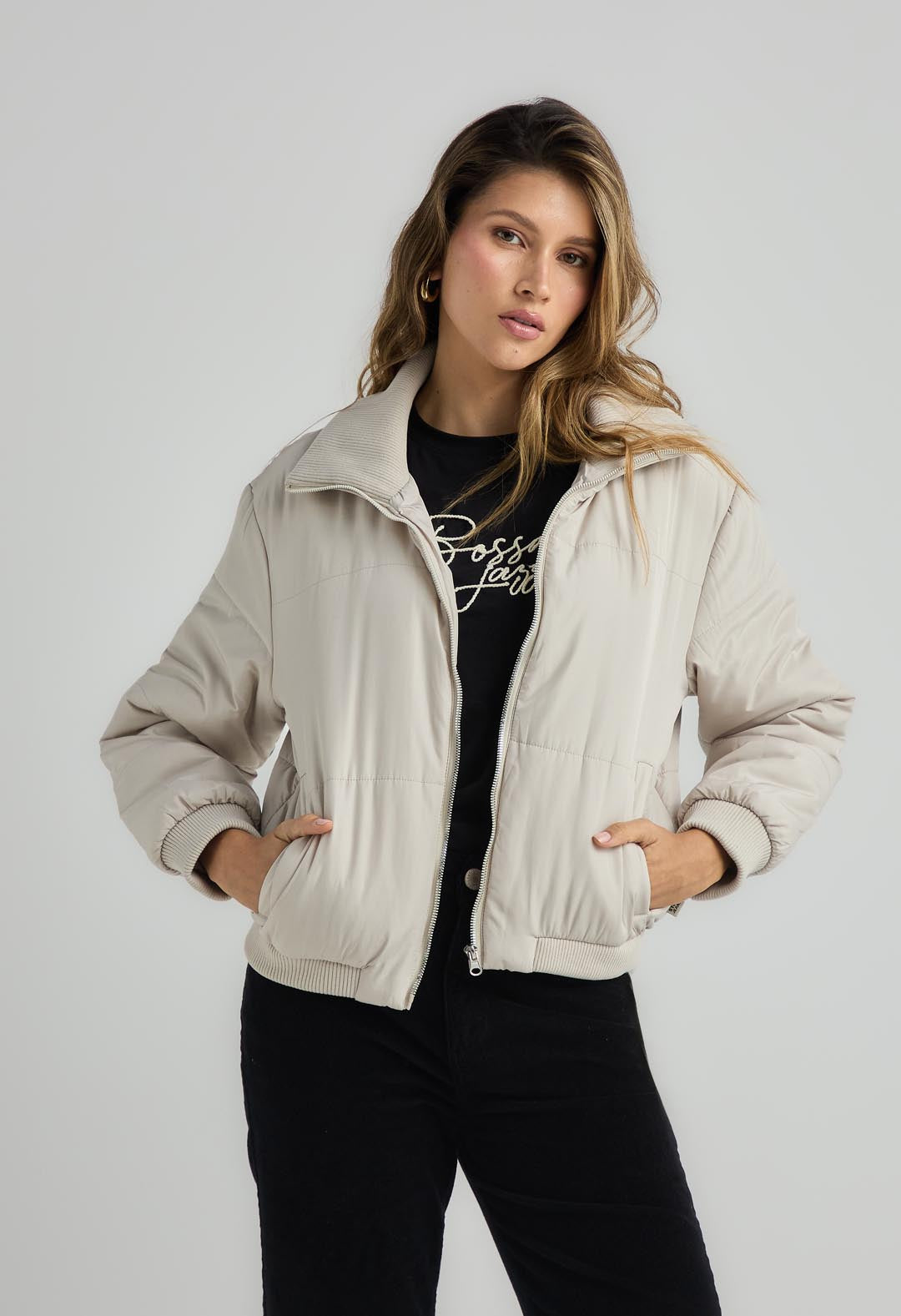 Chaqueta acolchada arena con cuello para mujer