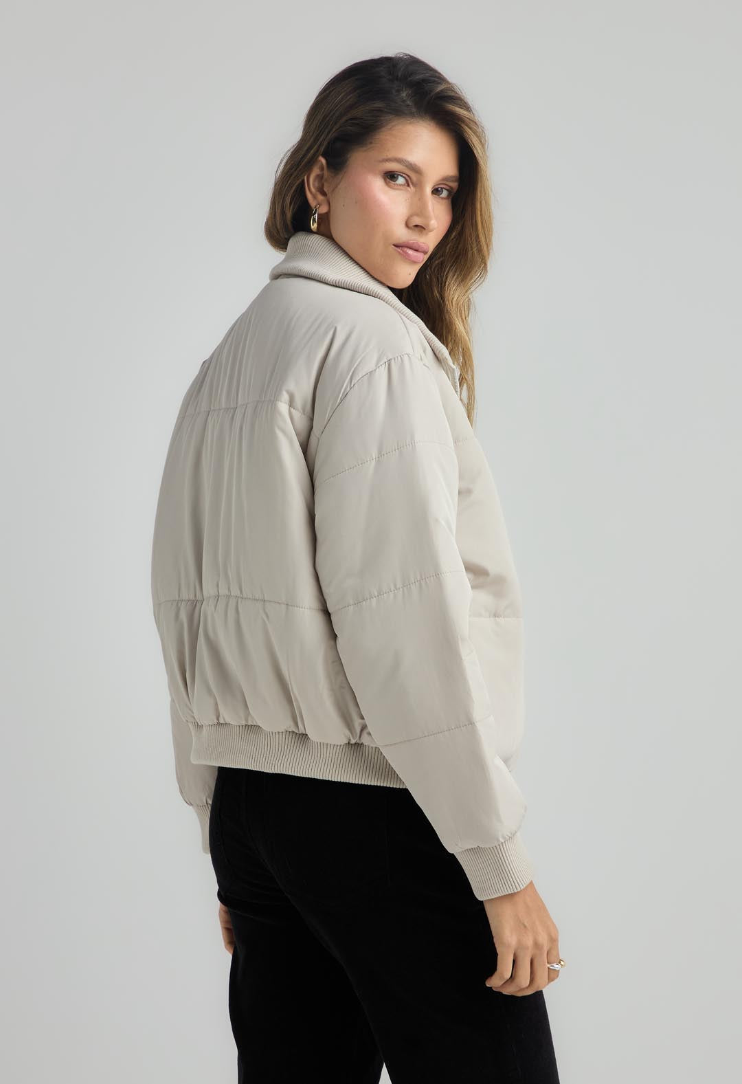 Chaqueta acolchada arena con cuello para mujer