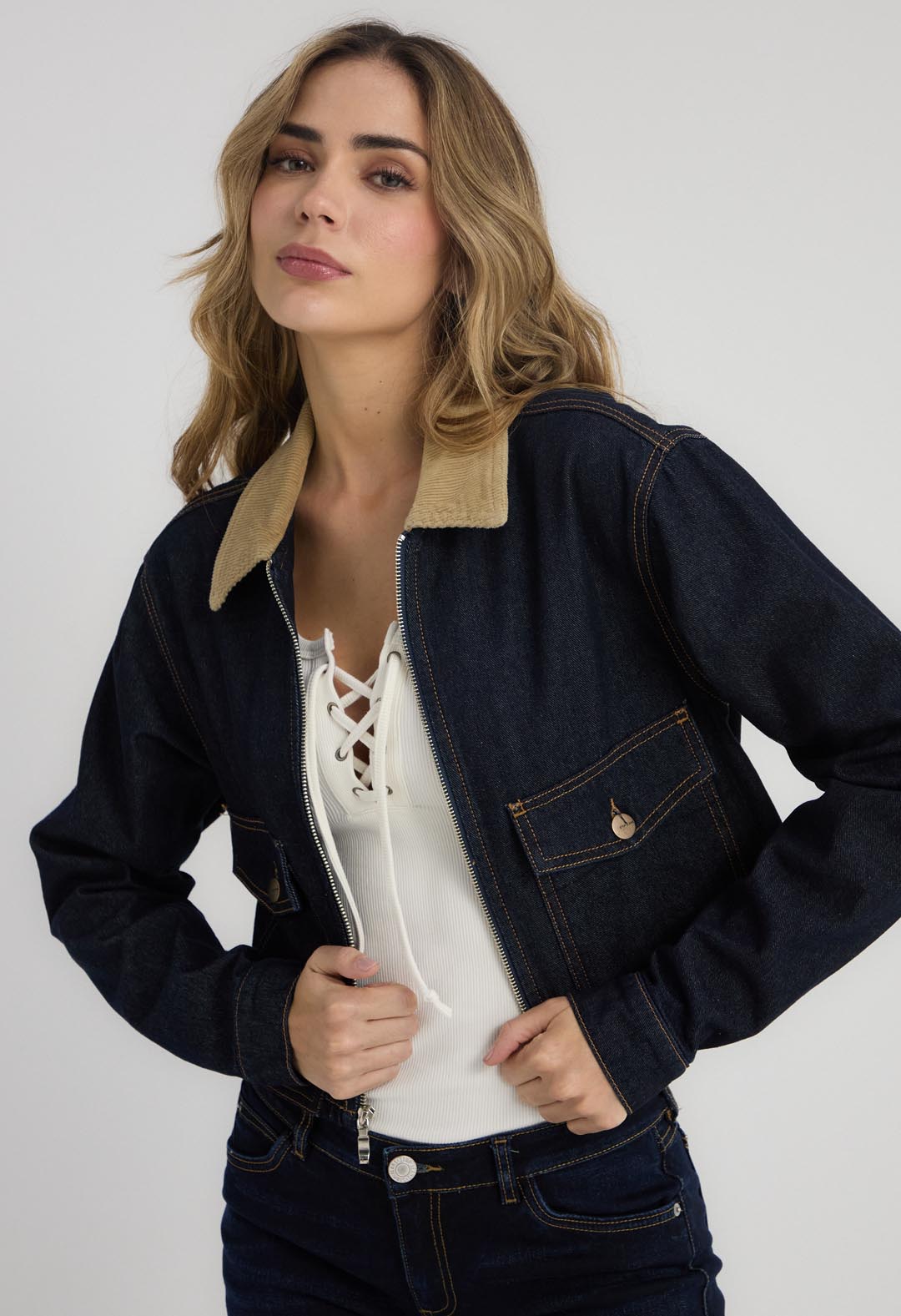 Chaqueta oscura con cuello en corduroy para mujer