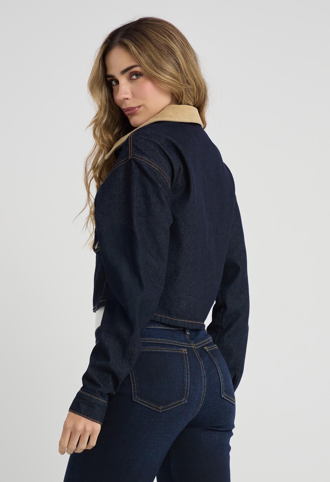 Chaqueta oscura con cuello en corduroy para mujer