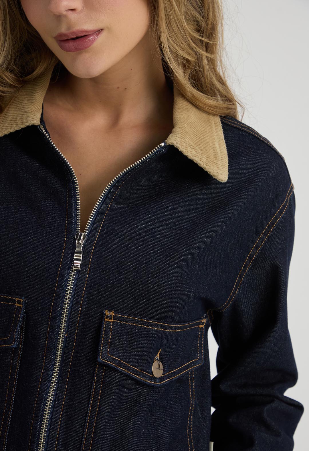 Chaqueta oscura con cuello en corduroy para mujer