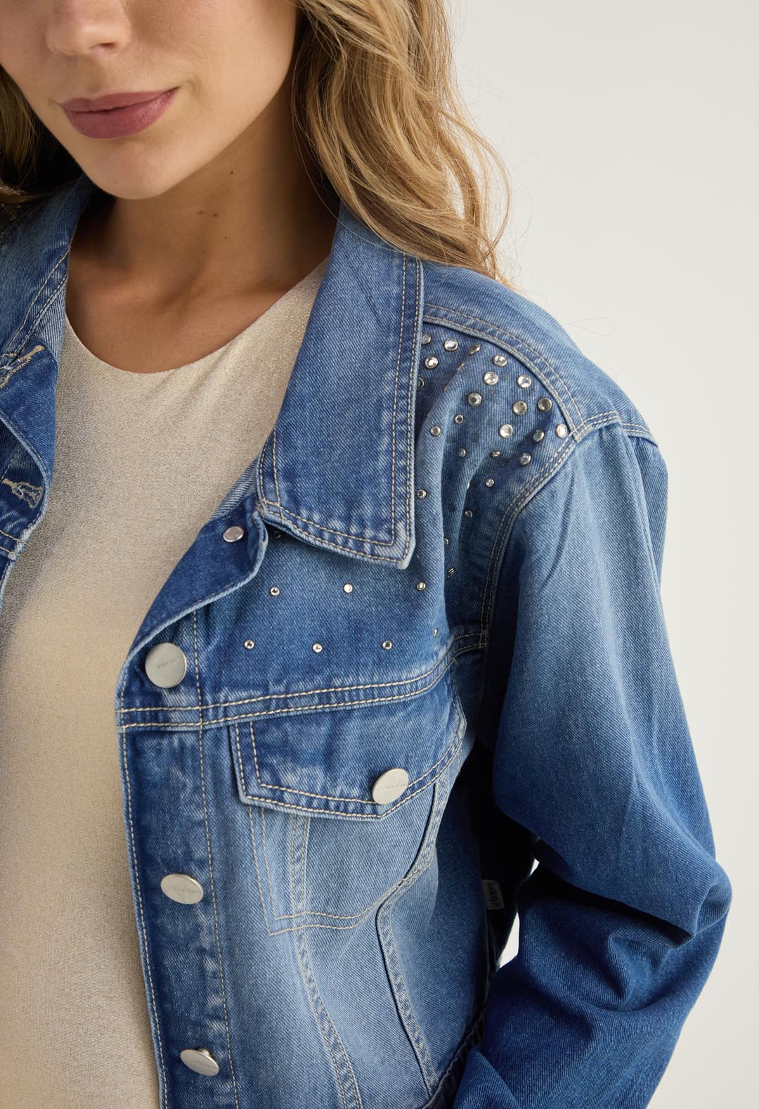 Chaqueta lavado medio con apliques en piedras para mujer