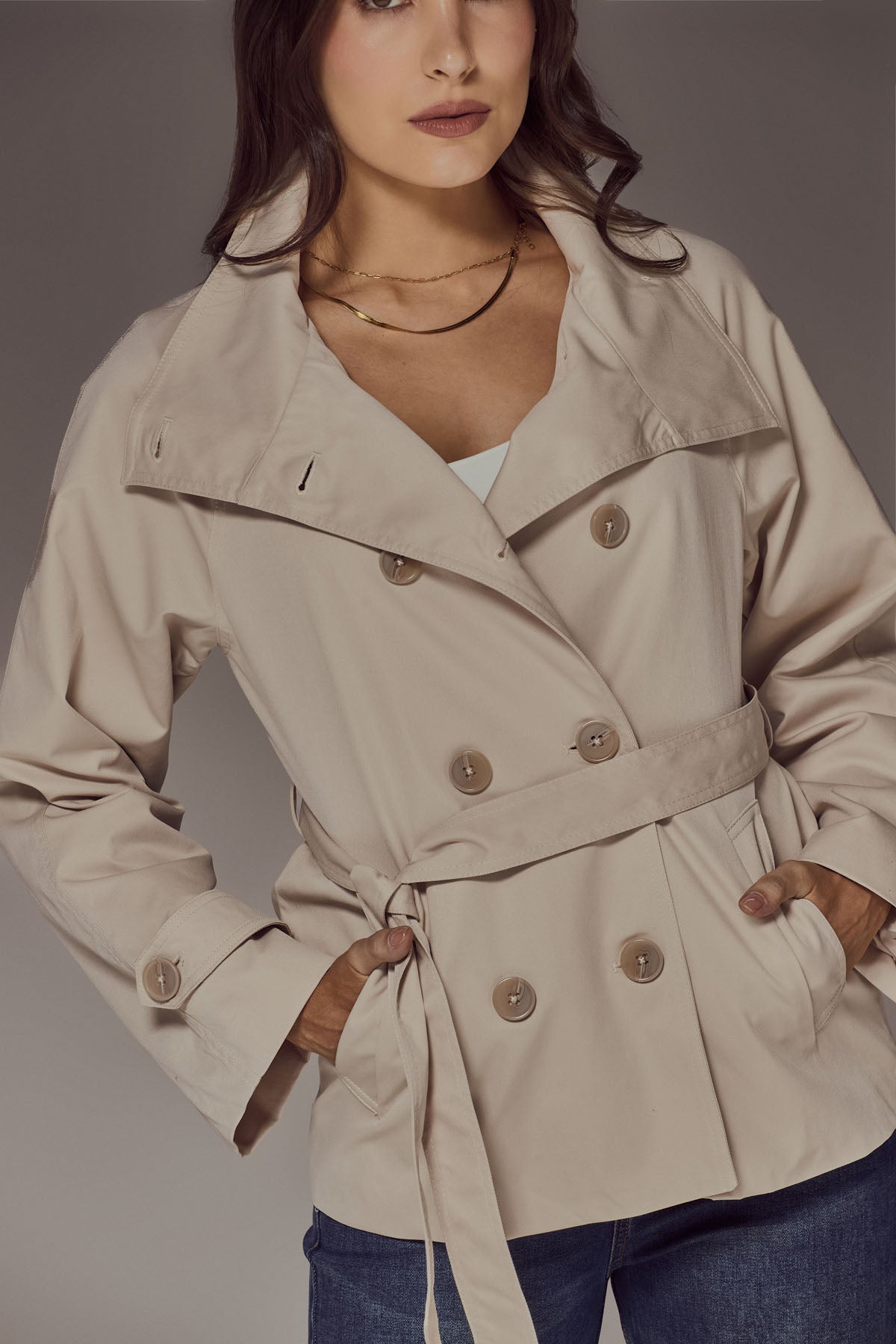 Chaqueta beige con botones en frente para mujer
