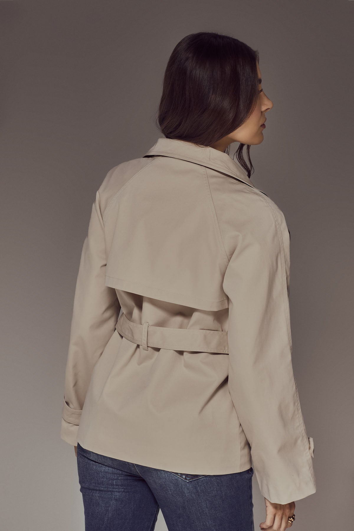 Chaqueta beige con botones en frente para mujer