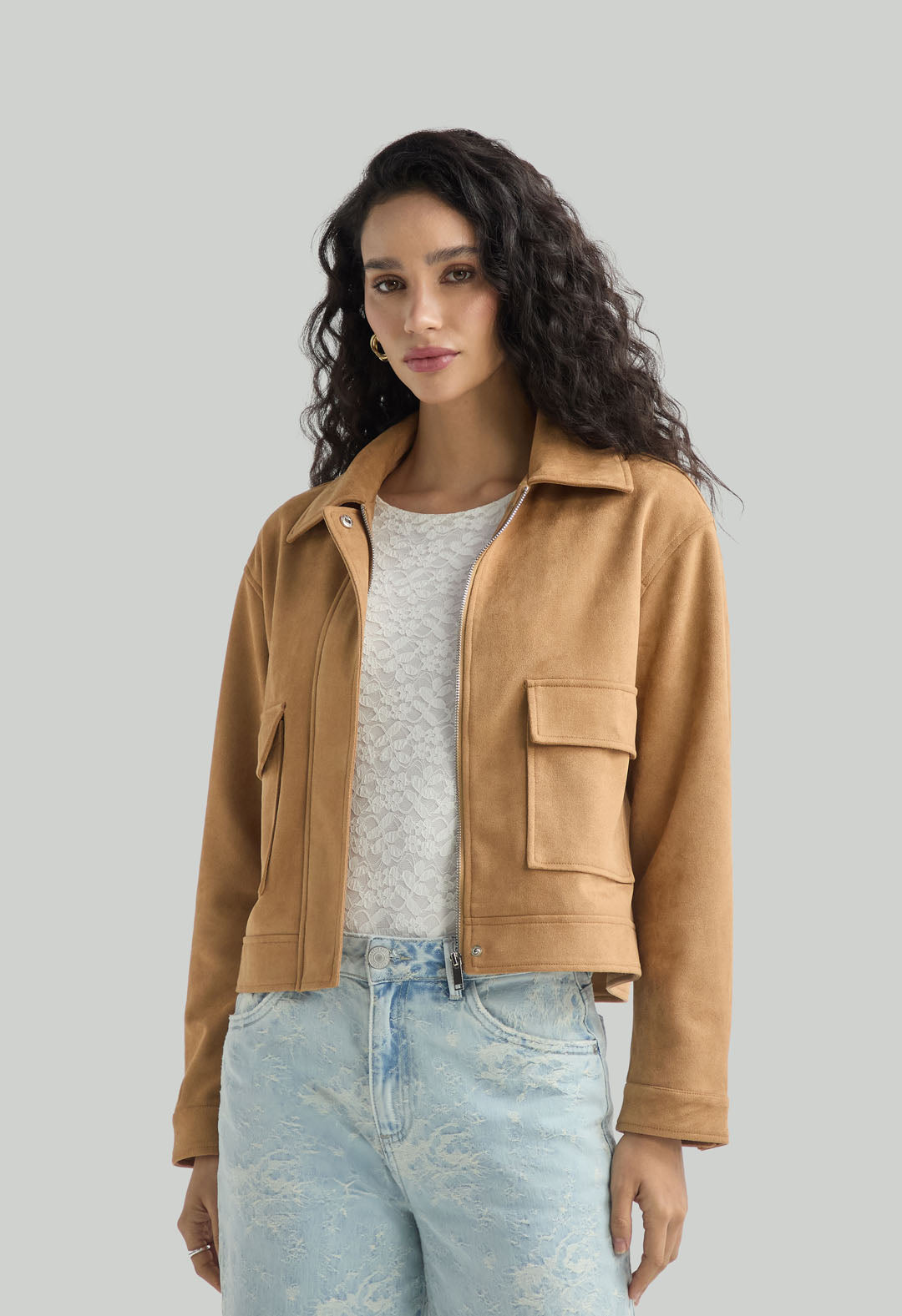 Chaqueta café con bolsillo tipo parche para mujer