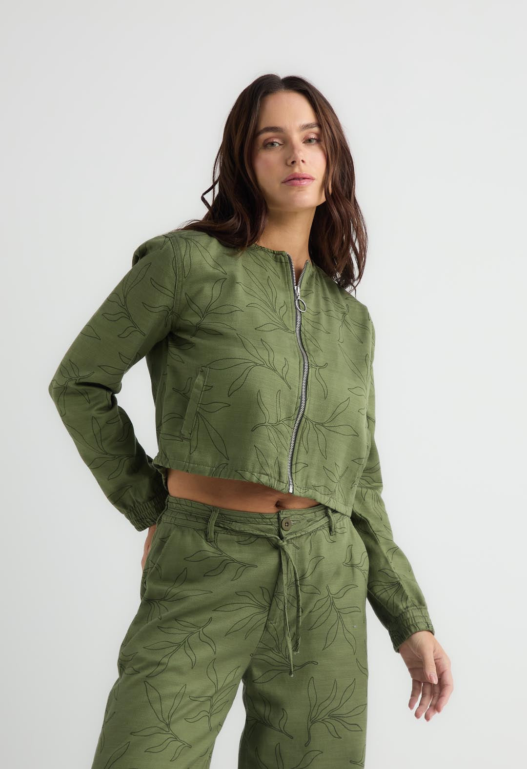 Chaqueta manga larga verde efecto lino para mujer