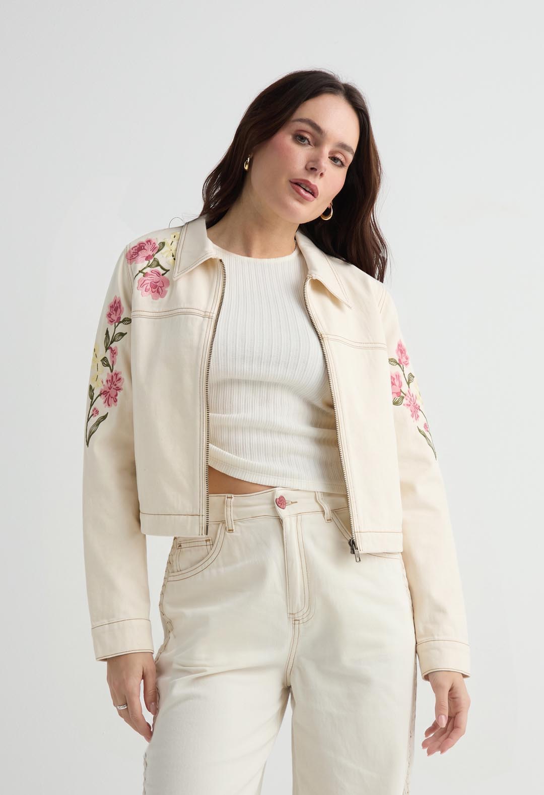 Chaqueta tono crudo estampada para mujer