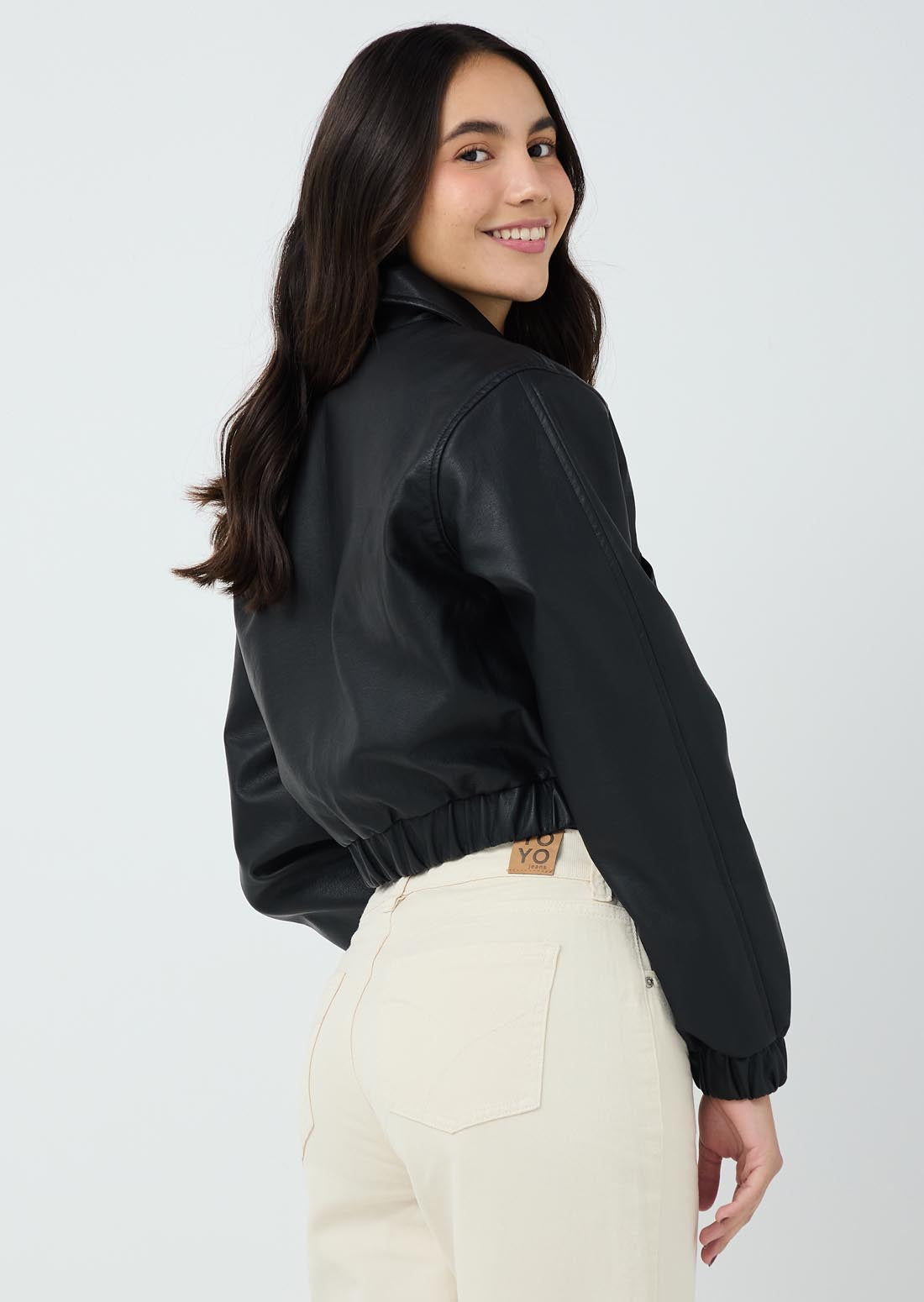 Chaqueta negra con cuello camisero para jóvenes