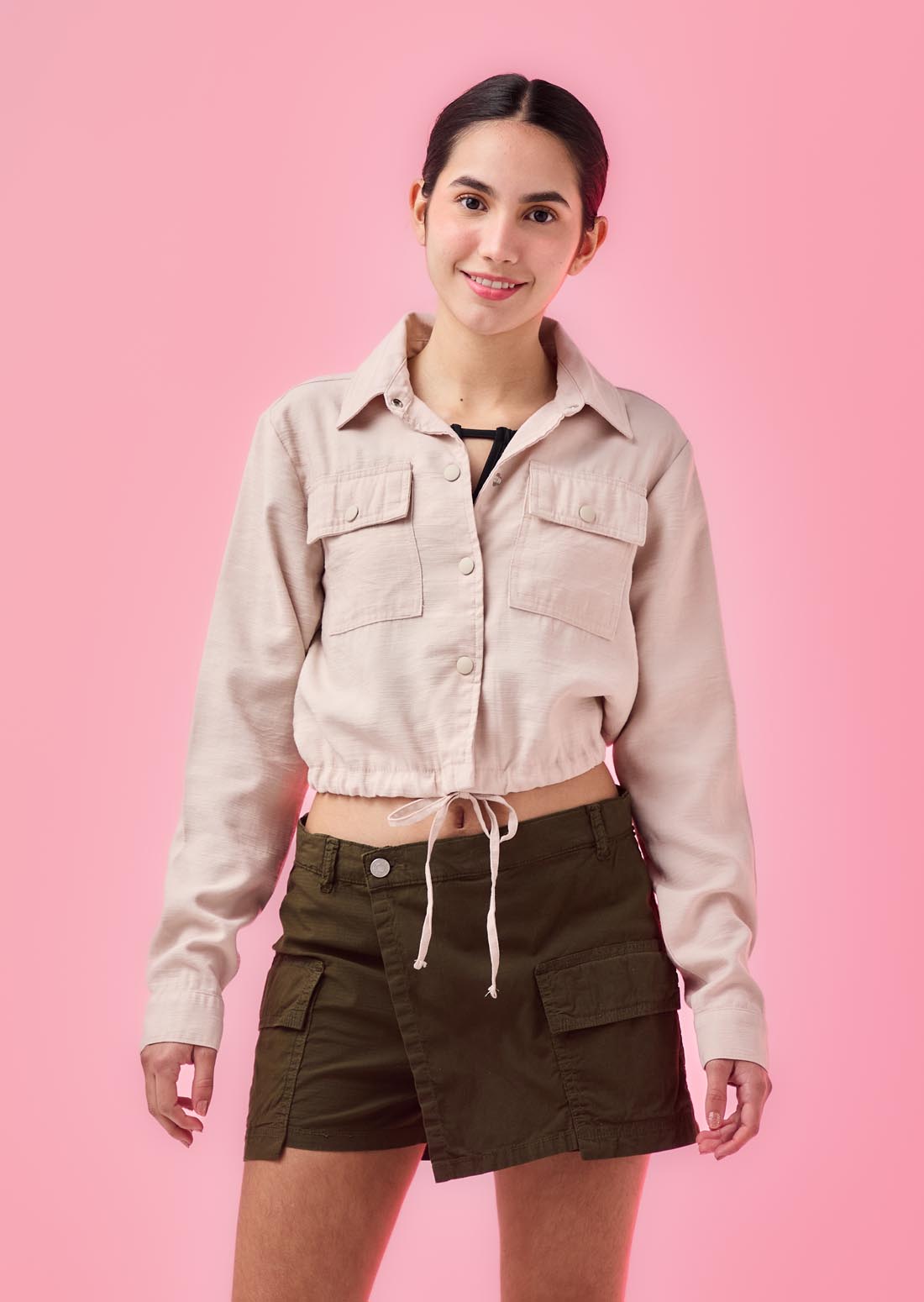 Chaqueta arena con bolsillos en frente para jóvenes