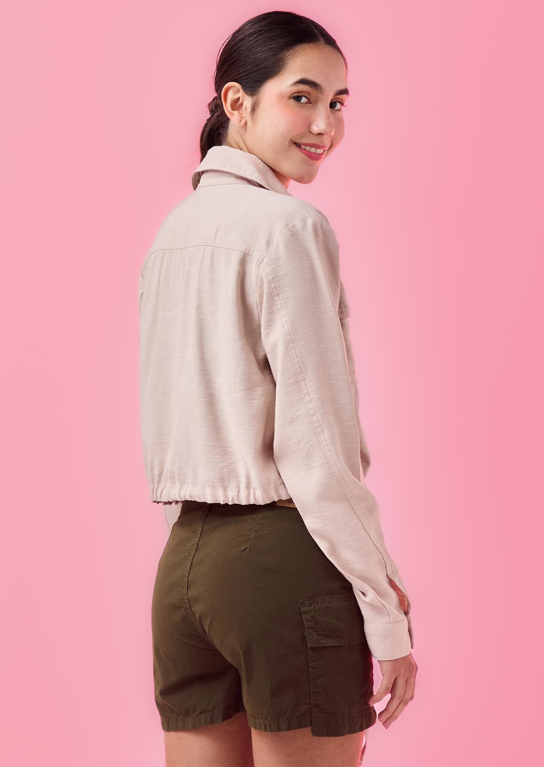 Chaqueta arena con bolsillos en frente para jóvenes