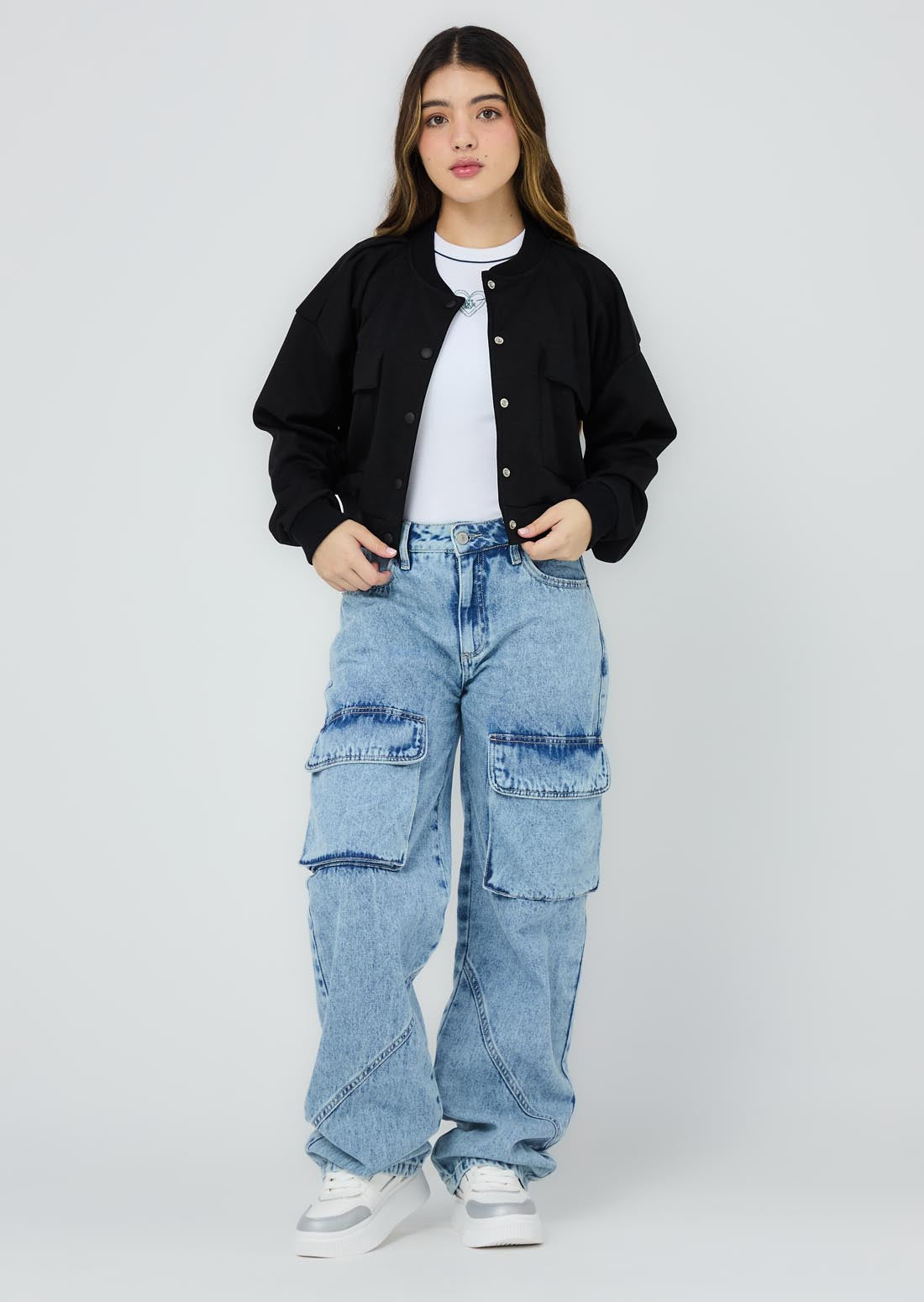 Chaqueta negra con bolsillos en frente para jóvenes