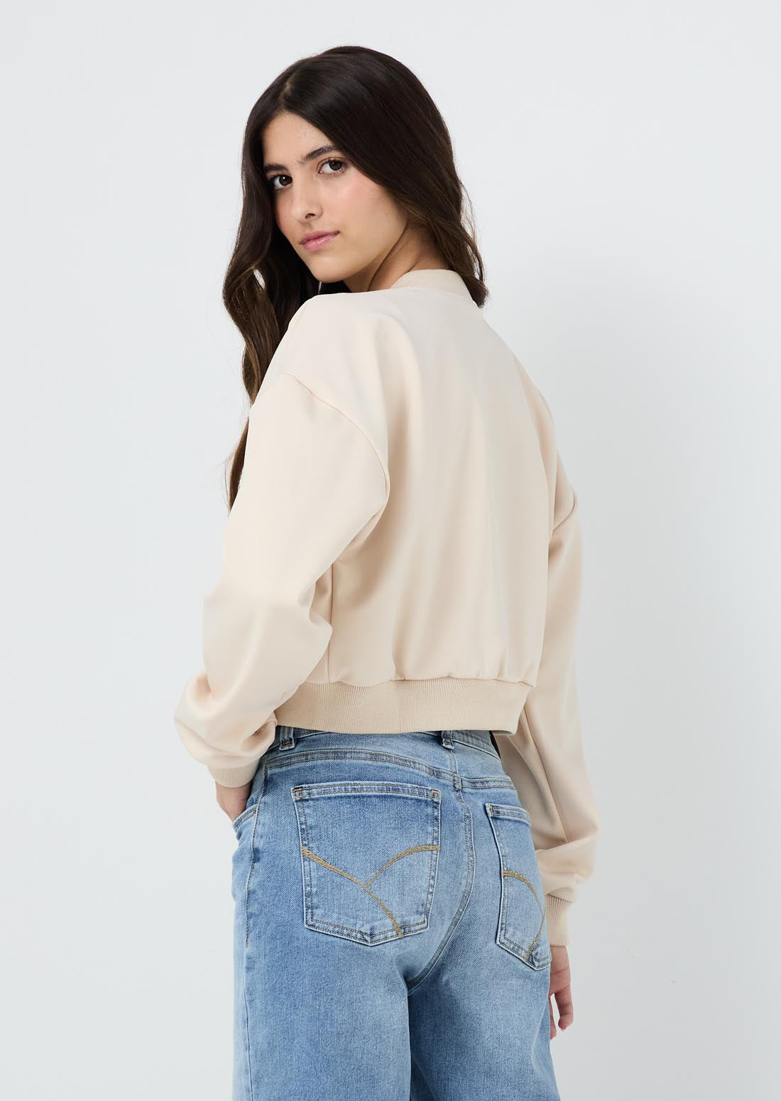 Chaqueta vainilla con bolsillos en frente para jóvenes