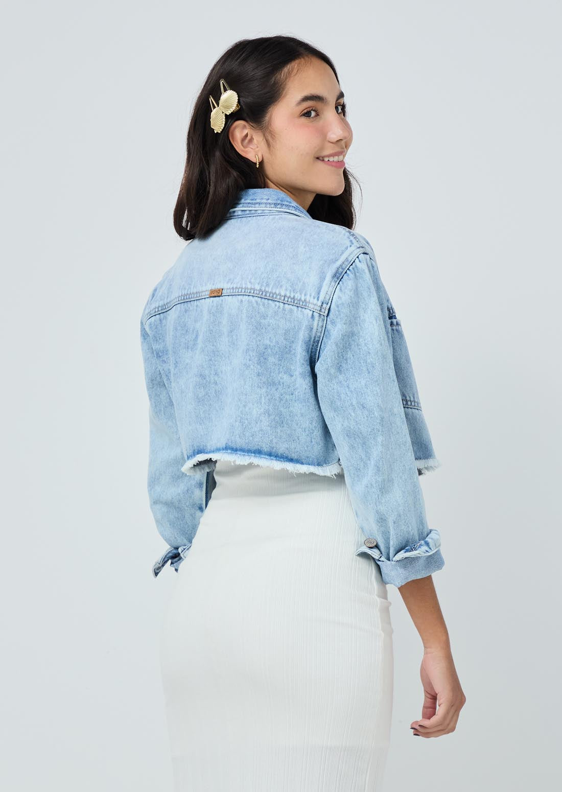 Chaqueta crop clara con botones para jóvenes