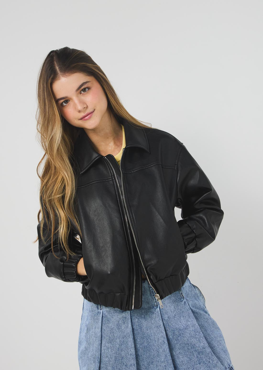 Chaqueta negra tipo bomber para jóvenes