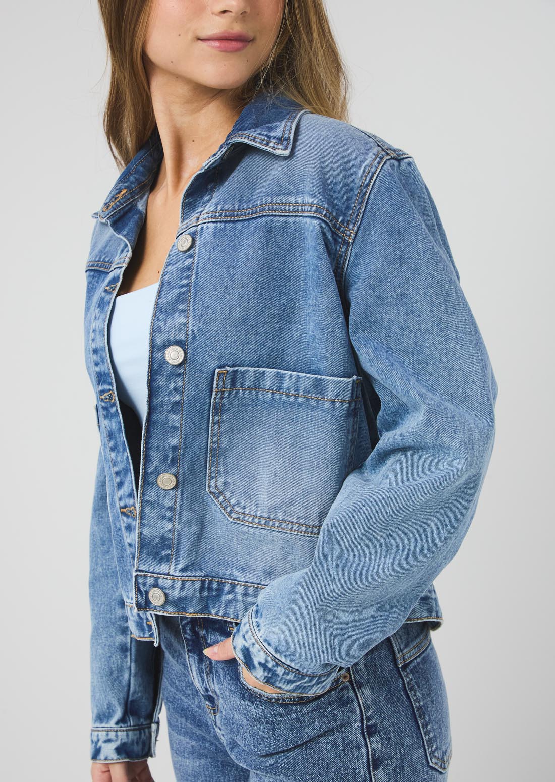 Chaqueta tono medio en denim para jóvenes