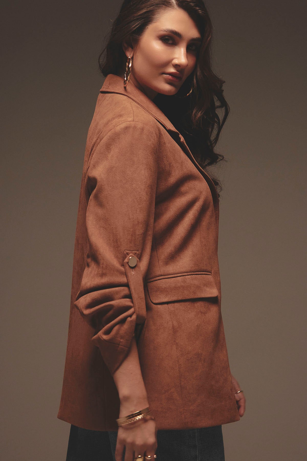 Chaqueta color ladrillo con bolsillo en frente para mujer