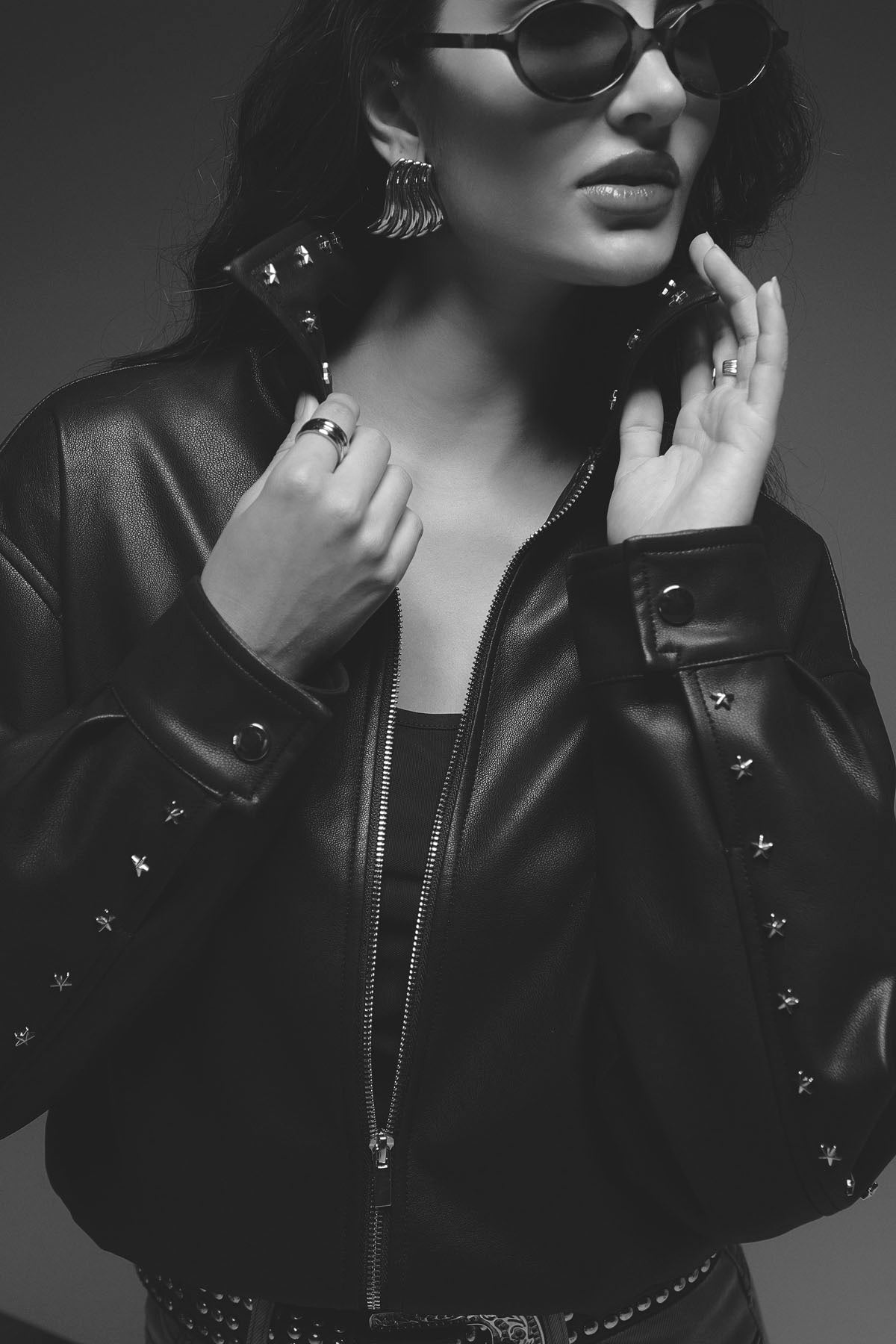 Chaqueta negra tipo bomber para mujer