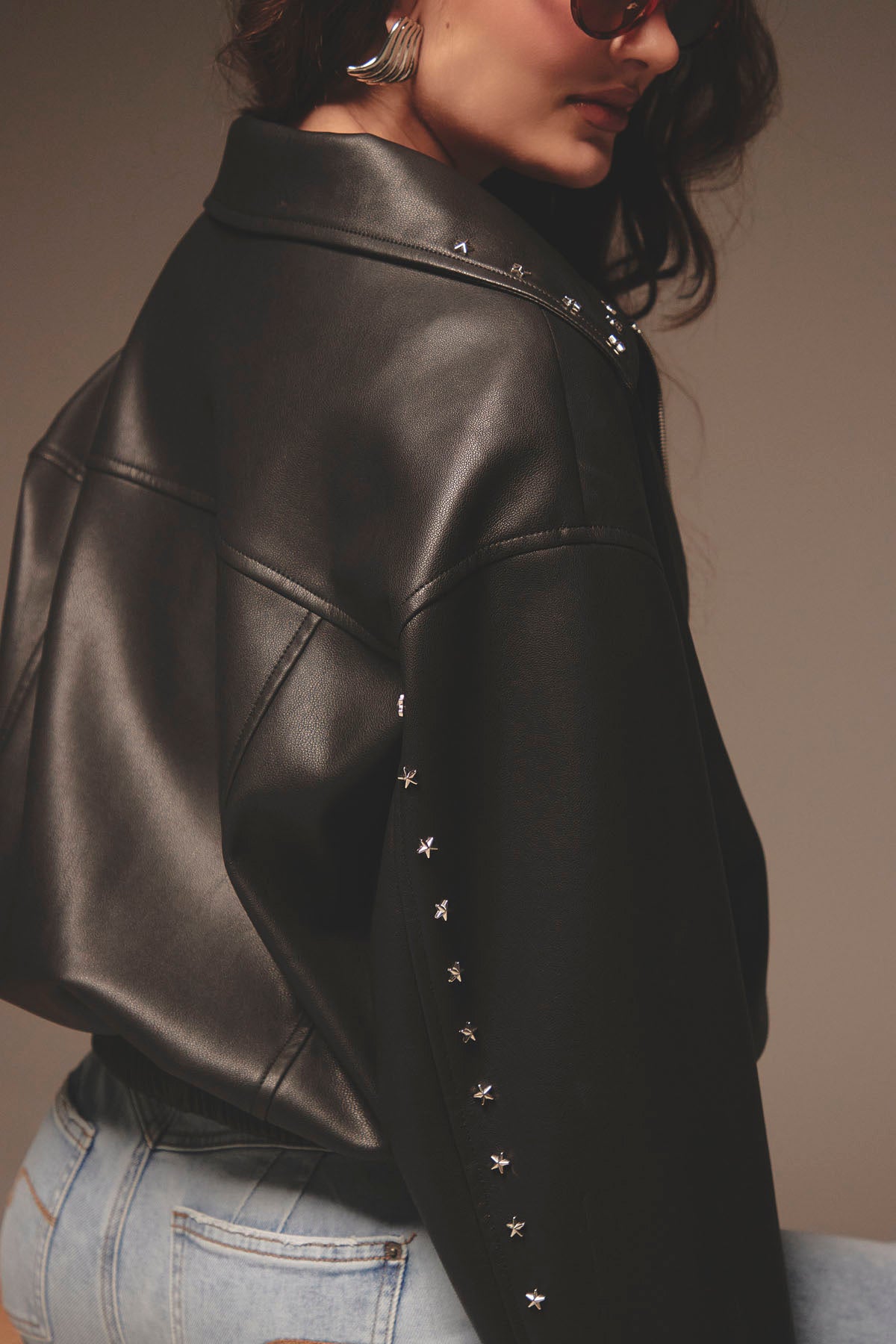 Chaqueta negra tipo bomber para mujer