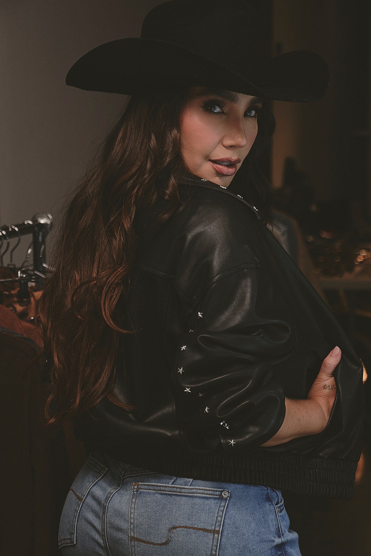 Chaqueta negra tipo bomber para mujer