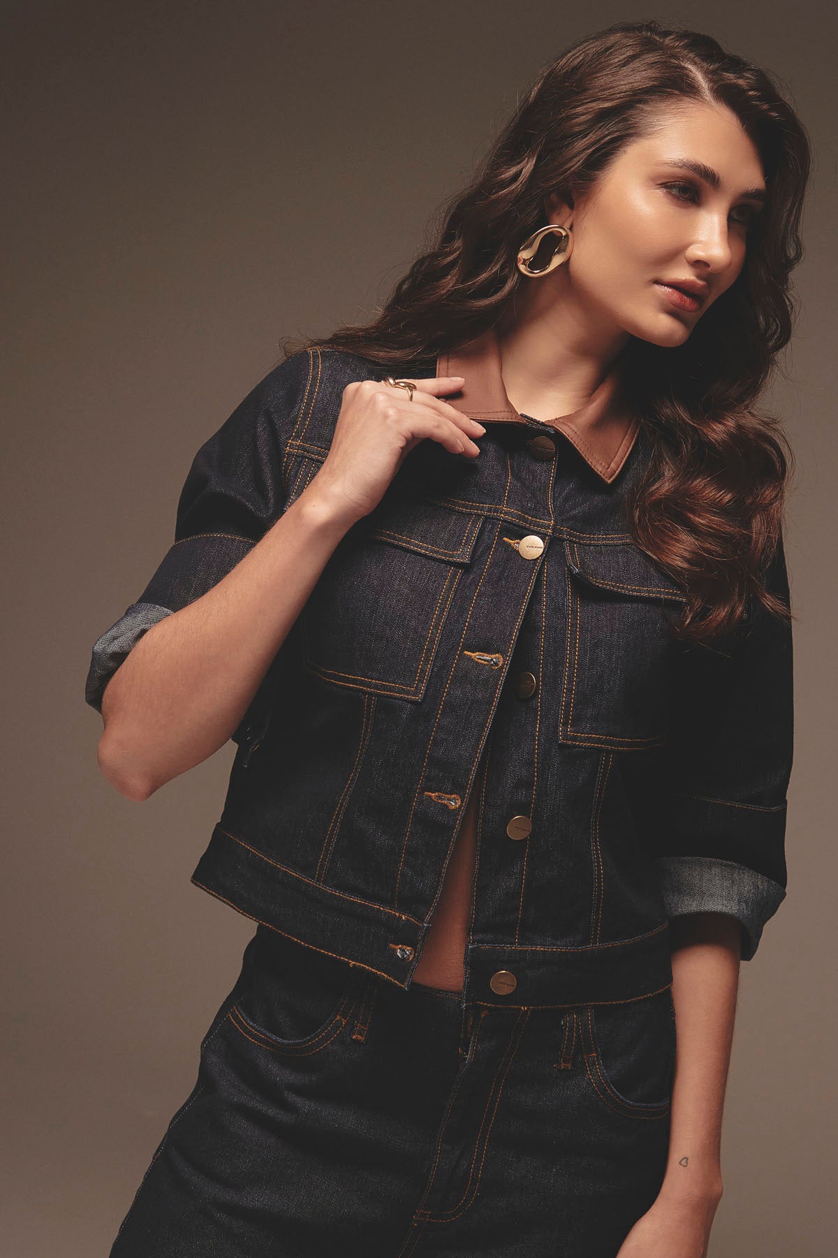 Chaqueta lavado oscuro con cuello camisero para mujer