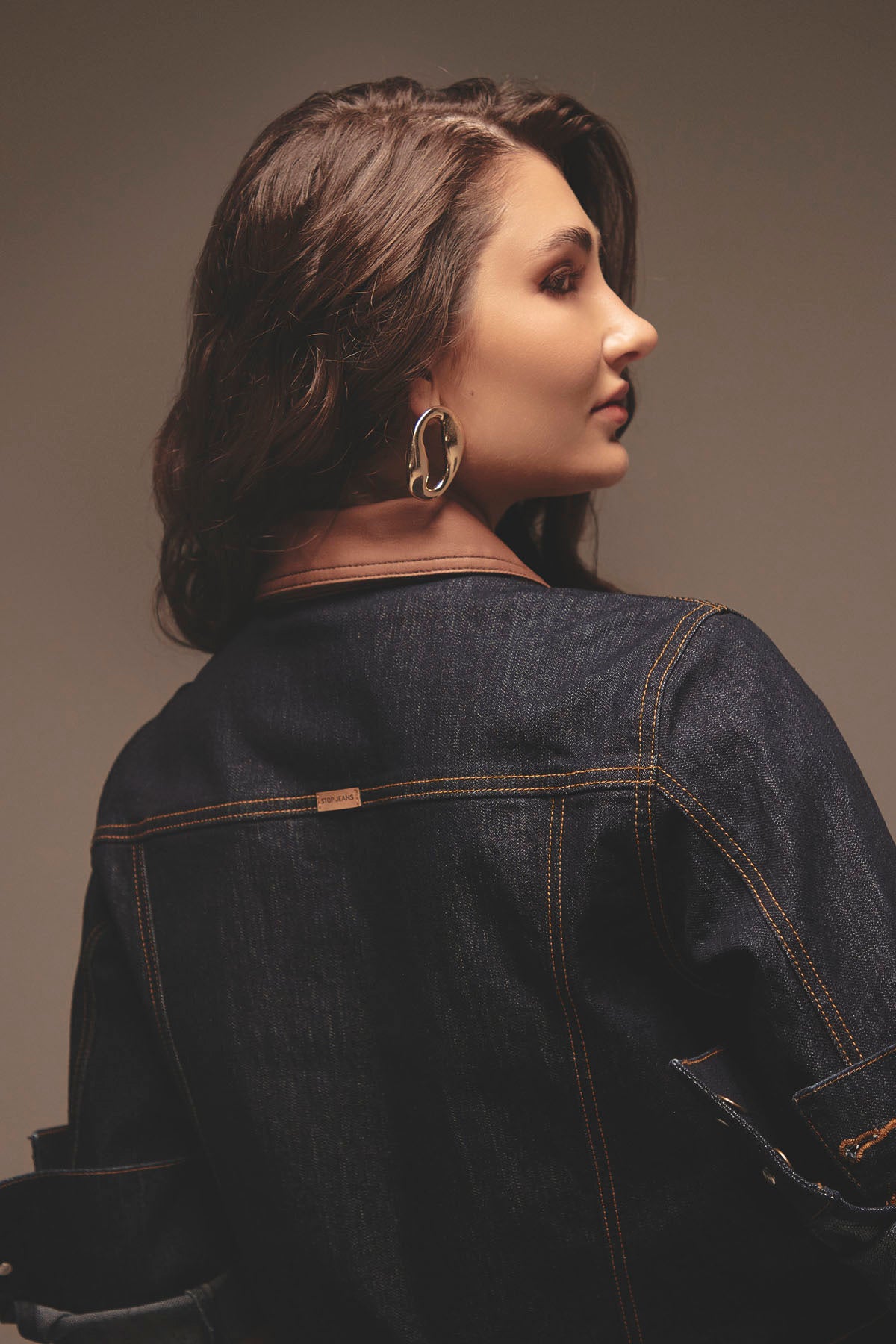 Chaqueta lavado oscuro con cuello camisero para mujer