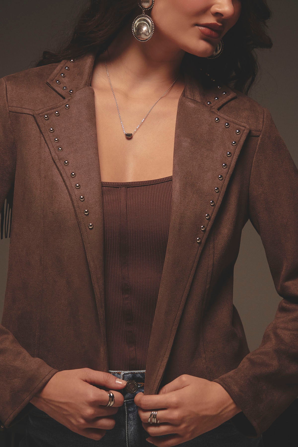 Chaqueta café oscuro con flecos en la espalda para mujer