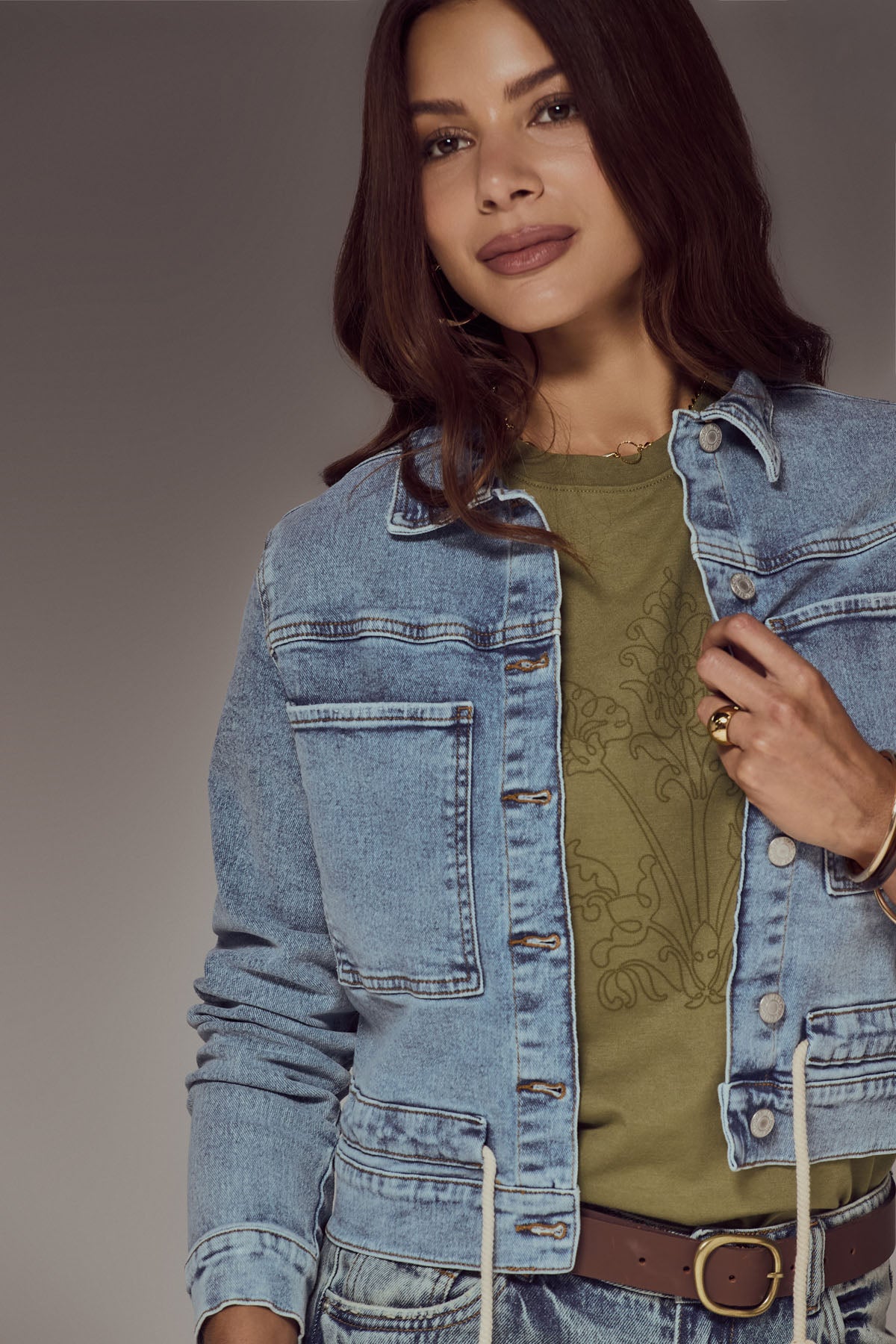 Chaqueta tono claro con jareta para mujer