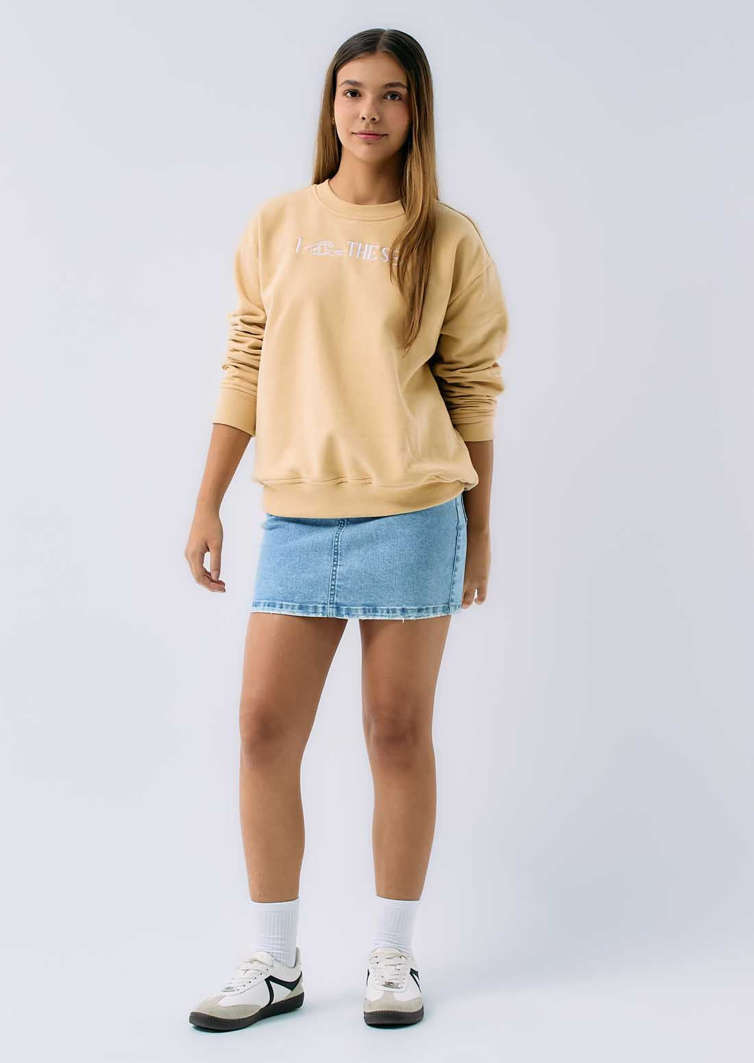 Buzo arena con bordado en frente para jóvenes