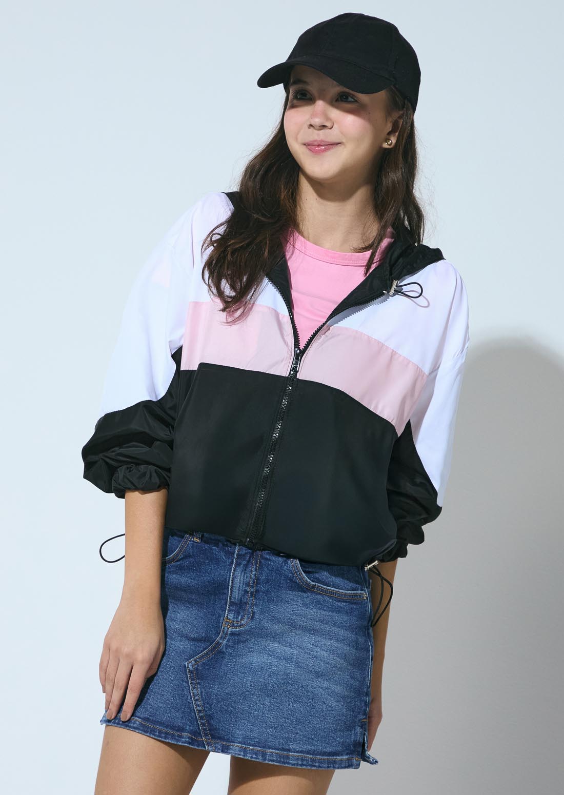 Chaqueta negra con bloques de colores para jóvenes