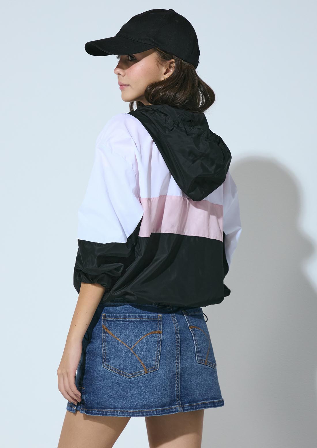 Chaqueta negra con bloques de colores para jóvenes