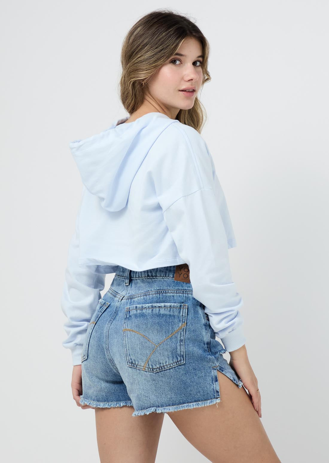 Chompa azul claro con bordado para jóvenes