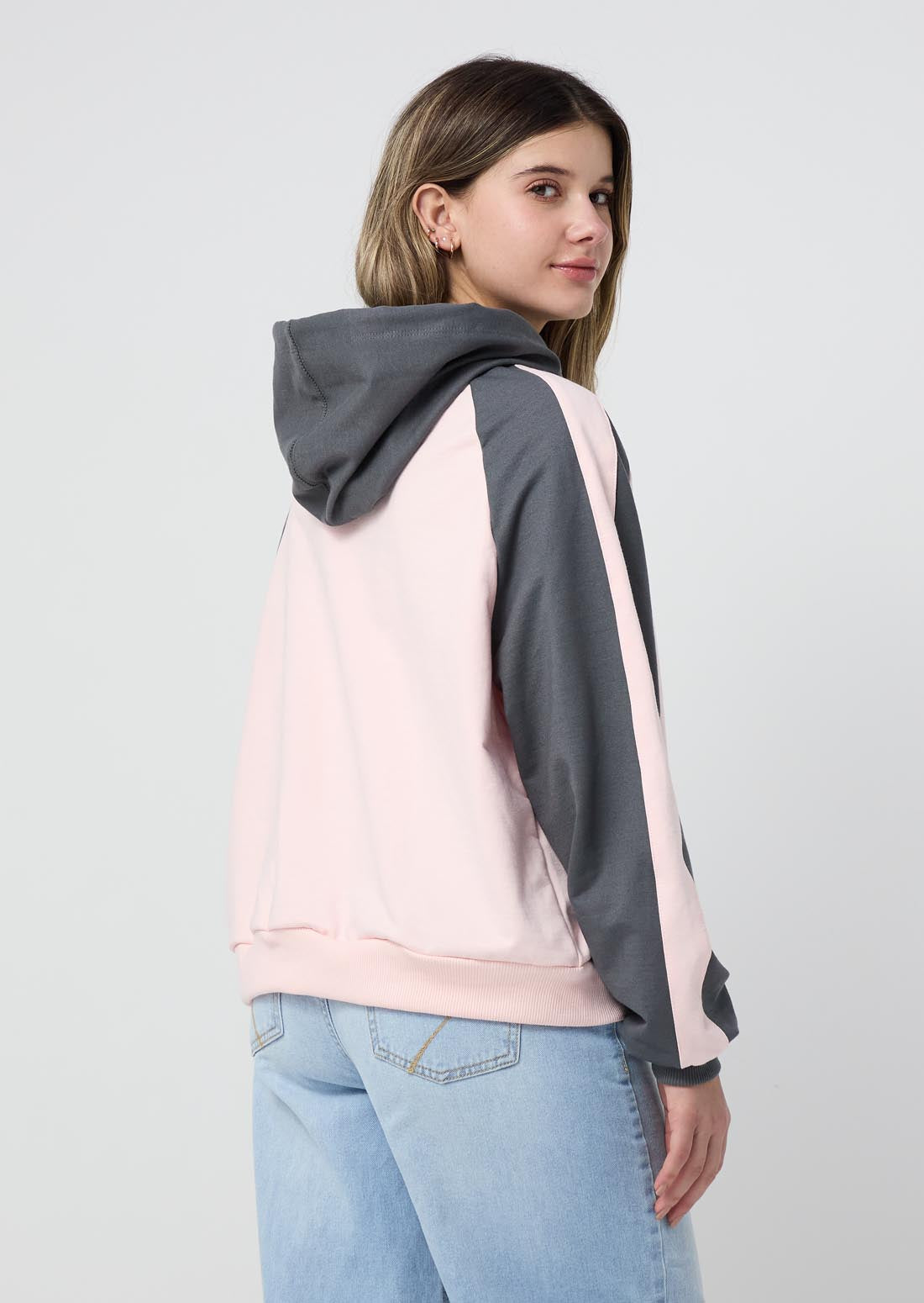 Chompa rosa pastel con piezas en contraste para jóvenes