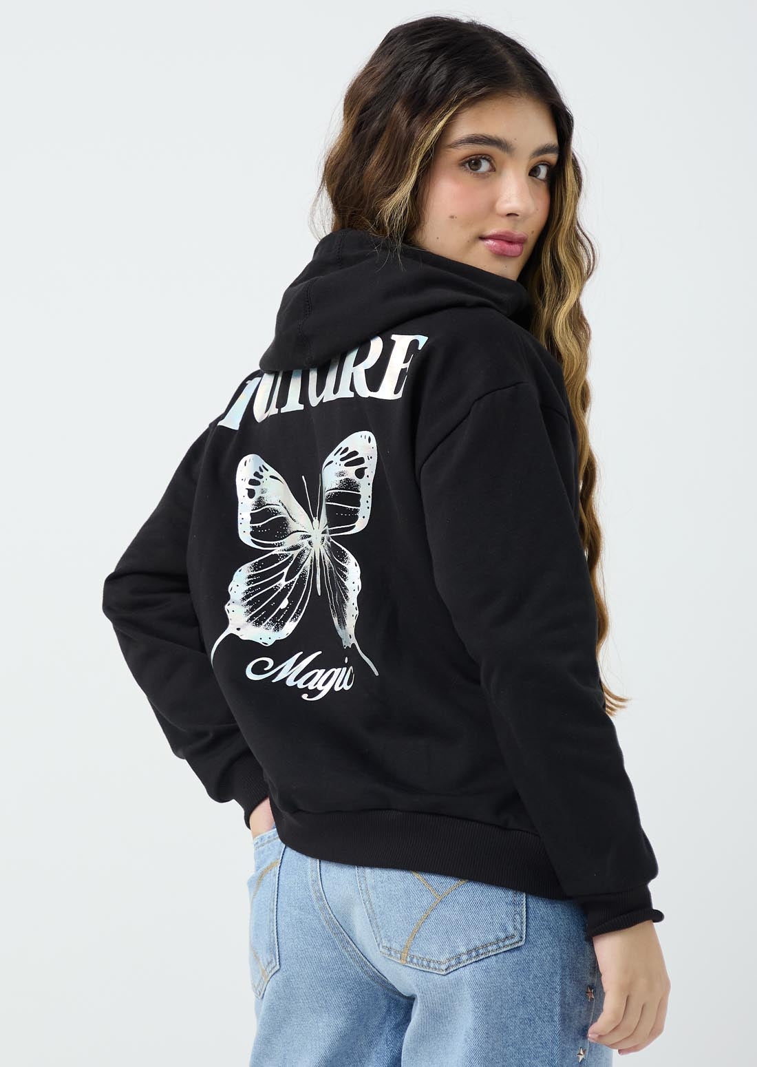 Chompa negra con estampado en frente y espalda para jóvenes