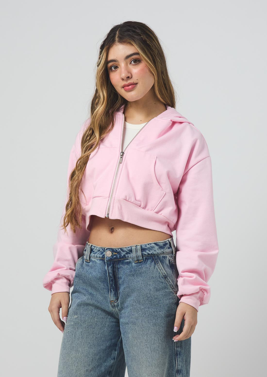 Chompa rosa claro bordada para jóvenes