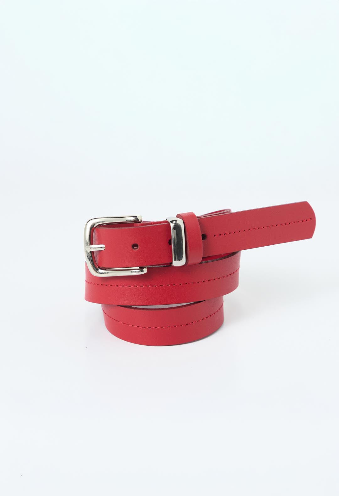 Cinturón rojo con pasador metálico