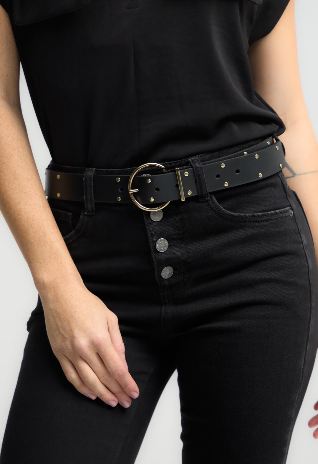 Cinturón negro con taches